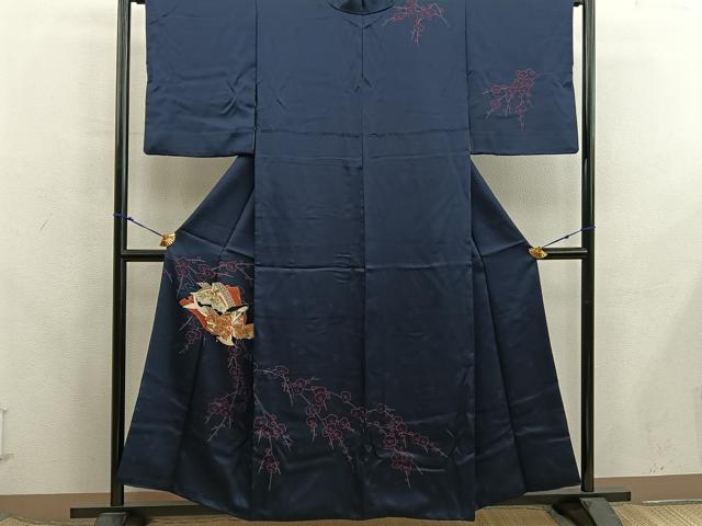 ■■■　サイズ　■■■ 身丈 155cm（肩から） 裄丈 64.5cm 袖丈 48cm　縫込み 5.5cm 袖幅 32.5cm 前幅 26.5cm 後幅 33cm 着物縫いこみ 内揚げ 5.5cm 裄 お袖側 約3cm　身頃側 約4cm ■■■　商品詳細　■■■ 【正絹】 状態は画像を添付しておりますので、そちらをご確認下さいますよう宜しくお願い致します。 大変上質な逸品になります。 お安く出品致しますので、是非この機会にいかがでしょうか？ ■■■　注意事項　■■■ ■モニター発色の具合により色合いが異なる場合がございます。 ■寸法は多少の誤差が生じる場合がございますのでご了承ください。 ■縫込みの長さが左右非対称の場合は短い部分を記載しております。 左右非対称であってもご返品・お値引き等の保証は出来かねますので、ご了承の上ご購入をお願い致します。 ■シミ等のチェックには注意を払っておりますが、見落としがある場合もございますし、個人の見解も様々ですので神経質な方のご購入はお控えください。 ■箪笥に入っておりました着物や帯なので畳みシワや匂いがあるものもございます。 ■お休みは基本的に土日祝となりますが、その他臨時でお休みする場合がございますのでご了承ください。 ■商品の発送は平日のみの発送となります。 ■夜間と土曜、日曜日はお問い合わせの回答が遅れる場合がございます。 ■当店では、お直し、紋入れ、お手入れ等は承っておりません。 ■生地の状態（ヤケ、経年劣化等）によってはサイズ直しが出来ない場合がございます。 その点もどうかご了承のうえ、ご購入をお願いいたします。 ■弊社で取り扱う商品は一点ものにつき、時期や在庫状況に応じて金額が変更となる場合がございます。 ■検針は行っておりません。予めご了承いただきますようお願いいたします。 ■【洗える着物】と記載のある商品におきましては、商品お届け後に洗濯を行ってしまってからのご返品にはご対応しかねます。 念の為、専門店でのお手入れをお願いいたします。 ■写真に写っている物が全てになります。それ以外の付属品はございませんのでご了承ください。 ■状態に関する写真につきましては、掲載可能な写真枚数に限りがあるため、各箇所につき1枚参考画像を掲載しております。 ■着物のサイズ目安は下記を参考ください↓ ＜女性着物＞　お端折り次第で＋5cm　－1cmが着用可能サイズ 　例）身丈170cmの場合、身長160cm～175cm ＜男性着物＞　身丈＋約25cm～27cm程が適応身長 　例）身丈155cmの場合、身長180～182cm
