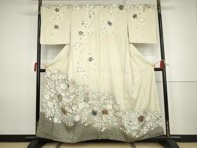 ■■■　サイズ　■■■ 身丈 155.5cm（肩から） 裄丈 69cm 袖丈 48.5cm　縫込み 3.5cm 袖幅 34.5cm 前幅 24cm 後幅 29.5cm 着物縫いこみ 内揚げ 6.5cm 裄 お袖側 約1cm　身頃側 約1.5cm ■■■　商品詳細　■■■ 【正絹】 状態は特に目立ったシミ汚れなどもなく大変良い状態です。 大変上質な逸品になります。 お安く出品致しますので、是非この機会にいかがでしょうか？ ■■■　注意事項　■■■ ■モニター発色の具合により色合いが異なる場合がございます。 ■寸法は多少の誤差が生じる場合がございますのでご了承ください。 ■縫込みの長さが左右非対称の場合は短い部分を記載しております。 左右非対称であってもご返品・お値引き等の保証は出来かねますので、ご了承の上ご購入をお願い致します。 ■シミ等のチェックには注意を払っておりますが、見落としがある場合もございますし、個人の見解も様々ですので神経質な方のご購入はお控えください。 ■箪笥に入っておりました着物や帯なので畳みシワや匂いがあるものもございます。 ■お休みは基本的に土日祝となりますが、その他臨時でお休みする場合がございますのでご了承ください。 ■商品の発送は平日のみの発送となります。 ■夜間と土曜、日曜日はお問い合わせの回答が遅れる場合がございます。 ■当店では、お直し、紋入れ、お手入れ等は承っておりません。 ■生地の状態（ヤケ、経年劣化等）によってはサイズ直しが出来ない場合がございます。 その点もどうかご了承のうえ、ご購入をお願いいたします。 ■弊社で取り扱う商品は一点ものにつき、時期や在庫状況に応じて金額が変更となる場合がございます。 ■検針は行っておりません。予めご了承いただきますようお願いいたします。 ■【洗える着物】と記載のある商品におきましては、商品お届け後に洗濯を行ってしまってからのご返品にはご対応しかねます。 念の為、専門店でのお手入れをお願いいたします。 ■写真に写っている物が全てになります。それ以外の付属品はございませんのでご了承ください。 ■状態に関する写真につきましては、掲載可能な写真枚数に限りがあるため、各箇所につき1枚参考画像を掲載しております。 ■着物のサイズ目安は下記を参考ください↓ ＜女性着物＞　お端折り次第で＋5cm　－1cmが着用可能サイズ 　例）身丈170cmの場合、身長160cm～175cm ＜男性着物＞　身丈＋約25cm～27cm程が適応身長 　例）身丈155cmの場合、身長180～182cm