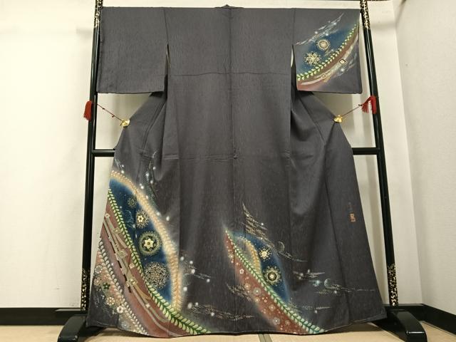 ■■■　サイズ　■■■ 身丈 161cm（肩から） 裄丈 68.5cm 袖丈 47.5cm　縫込み 7cm 袖幅 34cm 前幅 25cm 後幅 30cm 着物縫いこみ 内揚げ 1cm 裄 お袖側 約3cm　身頃側 約1cm ■■■　商品詳細　■■■ 【正絹・未使用】 状態は特に目立ったシミ汚れなどもなく大変良い状態です。 藤本隆士さんは京友禅に若挟塗りの螺鈿の手法を取り入れた創作作家です。 オパールの輝きのような、神秘的な色彩を宿した素材「螺鈿」。 自然の宝石とも呼べるその螺鈿を用いて創作された、 味わい深く、お洒落なムード漂う作品です。 大変上質な逸品になります。 お安く出品致しますので、是非この機会にいかがでしょうか？ ■■■　注意事項　■■■ ■モニター発色の具合により色合いが異なる場合がございます。 ■寸法は多少の誤差が生じる場合がございますのでご了承ください。 ■縫込みの長さが左右非対称の場合は短い部分を記載しております。 左右非対称であってもご返品・お値引き等の保証は出来かねますので、ご了承の上ご購入をお願い致します。 ■シミ等のチェックには注意を払っておりますが、見落としがある場合もございますし、個人の見解も様々ですので神経質な方のご購入はお控えください。 ■箪笥に入っておりました着物や帯なので畳みシワや匂いがあるものもございます。 ■お休みは基本的に土日祝となりますが、その他臨時でお休みする場合がございますのでご了承ください。 ■商品の発送は平日のみの発送となります。 ■夜間と土曜、日曜日はお問い合わせの回答が遅れる場合がございます。 ■当店では、お直し、紋入れ、お手入れ等は承っておりません。 ■生地の状態（ヤケ、経年劣化等）によってはサイズ直しが出来ない場合がございます。 その点もどうかご了承のうえ、ご購入をお願いいたします。 ■弊社で取り扱う商品は一点ものにつき、時期や在庫状況に応じて金額が変更となる場合がございます。 ■検針は行っておりません。予めご了承いただきますようお願いいたします。 ■【洗える着物】と記載のある商品におきましては、商品お届け後に洗濯を行ってしまってからのご返品にはご対応しかねます。 念の為、専門店でのお手入れをお願いいたします。 ■写真に写っている物が全てになります。それ以外の付属品はございませんのでご了承ください。 ■状態に関する写真につきましては、掲載可能な写真枚数に限りがあるため、各箇所につき1枚参考画像を掲載しております。 ■着物のサイズ目安は下記を参考ください↓ ＜女性着物＞　お端折り次第で＋5cm　－1cmが着用可能サイズ 　例）身丈170cmの場合、身長160cm～175cm ＜男性着物＞　身丈＋約25cm～27cm程が適応身長 　例）身丈155cmの場合、身長180～182cm