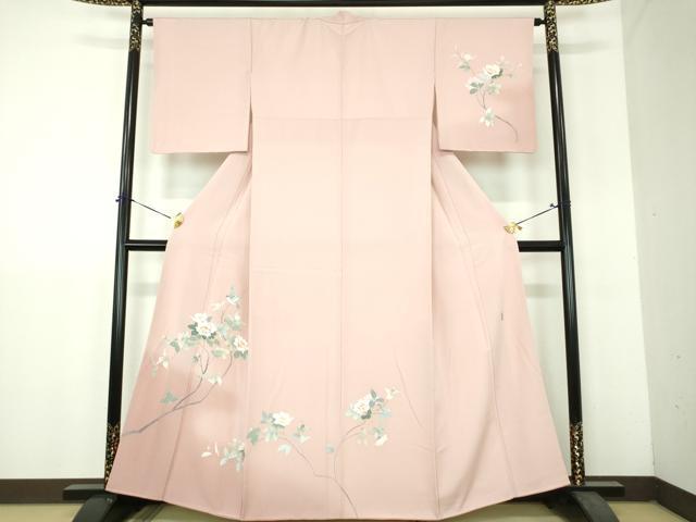 ■■■　サイズ　■■■ 身丈 161cm（肩から） 裄丈 64.5cm 袖丈 47.5cm　縫込み 6cm 袖幅 32.5cm 前幅 23.5cm 後幅 29cm 着物縫いこみ 内揚げ 8cm 裄 お袖側 約3cm　身頃側 約2.5cm ■■■　商品詳細　■■■ 【正絹】 状態は接写画像のように表地所々、衿山に若干の薄い汚れがございます。 大変上質な逸品になりますのでぜひお手入れをされてお召しになられてはいかがでしょうか。 お安く出品致しますので、是非この機会にいかがでしょうか？ ■■■　注意事項　■■■ ■モニター発色の具合により色合いが異なる場合がございます。 ■寸法は多少の誤差が生じる場合がございますのでご了承ください。 ■縫込みの長さが左右非対称の場合は短い部分を記載しております。 左右非対称であってもご返品・お値引き等の保証は出来かねますので、ご了承の上ご購入をお願い致します。 ■シミ等のチェックには注意を払っておりますが、見落としがある場合もございますし、個人の見解も様々ですので神経質な方のご購入はお控えください。 ■箪笥に入っておりました着物や帯なので畳みシワや匂いがあるものもございます。 ■お休みは基本的に土日祝となりますが、その他臨時でお休みする場合がございますのでご了承ください。 ■商品の発送は平日のみの発送となります。 ■夜間と土曜、日曜日はお問い合わせの回答が遅れる場合がございます。 ■当店では、お直し、紋入れ、お手入れ等は承っておりません。 ■生地の状態（ヤケ、経年劣化等）によってはサイズ直しが出来ない場合がございます。 その点もどうかご了承のうえ、ご購入をお願いいたします。 ■弊社で取り扱う商品は一点ものにつき、時期や在庫状況に応じて金額が変更となる場合がございます。 ■検針は行っておりません。予めご了承いただきますようお願いいたします。 ■【洗える着物】と記載のある商品におきましては、商品お届け後に洗濯を行ってしまってからのご返品にはご対応しかねます。 念の為、専門店でのお手入れをお願いいたします。 ■写真に写っている物が全てになります。それ以外の付属品はございませんのでご了承ください。 ■状態に関する写真につきましては、掲載可能な写真枚数に限りがあるため、各箇所につき1枚参考画像を掲載しております。 ■着物のサイズ目安は下記を参考ください↓ ＜女性着物＞　お端折り次第で＋5cm　－1cmが着用可能サイズ 　例）身丈170cmの場合、身長160cm～175cm ＜男性着物＞　身丈＋約25cm～27cm程が適応身長 　例）身丈155cmの場合、身長180～182cm