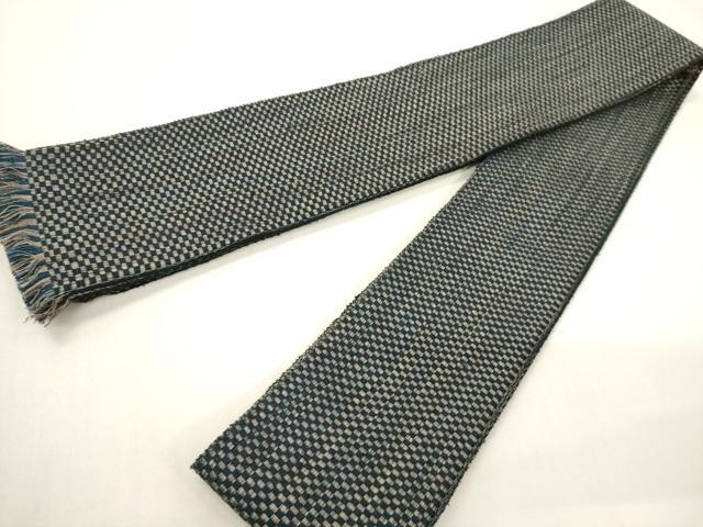 ■■■　サイズ　■■■ 長さ 420cm 幅 9cm程 ■■■　商品詳細　■■■ 【正絹】 状態は締めてはおりますが 特に目立ったシミ汚れなどもなく大変良い状態です。 本場筑前博多織は、 福岡県福岡市博多区やその周辺で生産される絹織物です。 仏具のひとつである独鈷、華皿を基にした幾何学模様が織られています。 江戸時代に筑前藩主だった黒田長政が幕府への献上品にしたことから、 博多献上、献上博多とも呼ばれます。 横畝が際立って見える経畝織りという織りになっています。 30～60本の細い経糸を使うため、こしやはりがあり、 地合が硬く、光沢感があります。 きちんと締まり、くずれにくい、締めやすい帯といわれています。 大変上質な逸品になります。 お安く出品致しますので、是非この機会にいかがでしょうか？ ※両側未かがりですが着用には問題ありません。 ■■■　注意事項　■■■ ■モニター発色の具合により色合いが異なる場合がございます。 ■寸法は多少の誤差が生じる場合がございますのでご了承ください。 ■縫込みの長さが左右非対称の場合は短い部分を記載しております。 左右非対称であってもご返品・お値引き等の保証は出来かねますので、ご了承の上ご購入をお願い致します。 ■シミ等のチェックには注意を払っておりますが、見落としがある場合もございますし、個人の見解も様々ですので神経質な方のご購入はお控えください。 ■箪笥に入っておりました着物や帯なので畳みシワや匂いがあるものもございます。 ■お休みは基本的に土日祝となりますが、その他臨時でお休みする場合がございますのでご了承ください。 ■商品の発送は平日のみの発送となります。 ■夜間と土曜、日曜日はお問い合わせの回答が遅れる場合がございます。 ■当店では、お直し、紋入れ、お手入れ等は承っておりません。 ■生地の状態（ヤケ、経年劣化等）によってはサイズ直しが出来ない場合がございます。 その点もどうかご了承のうえ、ご購入をお願いいたします。 ■弊社で取り扱う商品は一点ものにつき、時期や在庫状況に応じて金額が変更となる場合がございます。 ■検針は行っておりません。予めご了承いただきますようお願いいたします。 ■【洗える着物】と記載のある商品におきましては、商品お届け後に洗濯を行ってしまってからのご返品にはご対応しかねます。 念の為、専門店でのお手入れをお願いいたします。 ■写真に写っている物が全てになります。それ以外の付属品はございませんのでご了承ください。 ■状態に関する写真につきましては、掲載可能な写真枚数に限りがあるため、各箇所につき1枚参考画像を掲載しております。 ■着物のサイズ目安は下記を参考ください↓ ＜女性着物＞　お端折り次第で＋5cm　－1cmが着用可能サイズ 　例）身丈170cmの場合、身長160cm～175cm ＜男性着物＞　身丈＋約25cm～27cm程が適応身長 　例）身丈155cmの場合、身長180～182cm