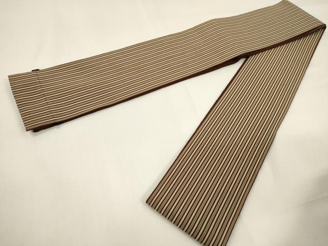 ■■■　サイズ　■■■ 長さ 432cm 幅 9.5cm程 ■■■　商品詳細　■■■ 【正絹】 状態は接写画像のように表地所々に汚れがございます。 本場筑前博多織は、 福岡県福岡市博多区やその周辺で生産される絹織物です。 仏具のひとつである独鈷、華皿を基にした幾何学模様が織られています。 江戸時代に筑前藩主だった黒田長政が幕府への献上品にしたことから、 博多献上、献上博多とも呼ばれます。 横畝が際立って見える経畝織りという織りになっています。 30～60本の細い経糸を使うため、こしやはりがあり、 地合が硬く、光沢感があります。 きちんと締まり、くずれにくい、締めやすい帯といわれています。 大変上質な逸品になりますのでぜひお手入れをされてお召しになられてはいかがでしょうか。 お安く出品致しますので、是非この機会にいかがでしょうか？ ※両側未かがりですが着用には問題ありません。 ■■■　注意事項　■■■ ■モニター発色の具合により色合いが異なる場合がございます。 ■寸法は多少の誤差が生じる場合がございますのでご了承ください。 ■縫込みの長さが左右非対称の場合は短い部分を記載しております。 左右非対称であってもご返品・お値引き等の保証は出来かねますので、ご了承の上ご購入をお願い致します。 ■シミ等のチェックには注意を払っておりますが、見落としがある場合もございますし、個人の見解も様々ですので神経質な方のご購入はお控えください。 ■箪笥に入っておりました着物や帯なので畳みシワや匂いがあるものもございます。 ■お休みは基本的に土日祝となりますが、その他臨時でお休みする場合がございますのでご了承ください。 ■商品の発送は平日のみの発送となります。 ■夜間と土曜、日曜日はお問い合わせの回答が遅れる場合がございます。 ■当店では、お直し、紋入れ、お手入れ等は承っておりません。 ■生地の状態（ヤケ、経年劣化等）によってはサイズ直しが出来ない場合がございます。 その点もどうかご了承のうえ、ご購入をお願いいたします。 ■弊社で取り扱う商品は一点ものにつき、時期や在庫状況に応じて金額が変更となる場合がございます。 ■検針は行っておりません。予めご了承いただきますようお願いいたします。 ■【洗える着物】と記載のある商品におきましては、商品お届け後に洗濯を行ってしまってからのご返品にはご対応しかねます。 念の為、専門店でのお手入れをお願いいたします。 ■写真に写っている物が全てになります。それ以外の付属品はございませんのでご了承ください。 ■状態に関する写真につきましては、掲載可能な写真枚数に限りがあるため、各箇所につき1枚参考画像を掲載しております。 ■着物のサイズ目安は下記を参考ください↓ ＜女性着物＞　お端折り次第で＋5cm　－1cmが着用可能サイズ 　例）身丈170cmの場合、身長160cm～175cm ＜男性着物＞　身丈＋約25cm～27cm程が適応身長 　例）身丈155cmの場合、身長180～182cm