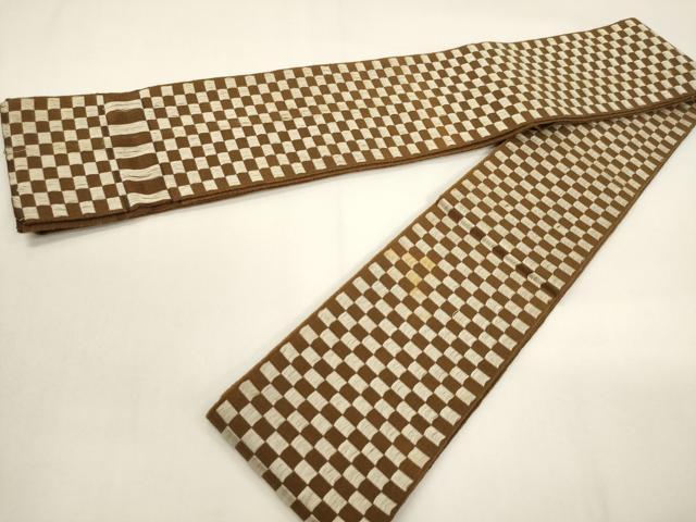 ■■■　サイズ　■■■ 長さ 412cm 幅 9.5cm程 ■■■　商品詳細　■■■ 【交織】 状態は接写画像のように表地所々に汚れ 裏地に変色がございます。 ぜひお手入れをされてお召しになられてはいかがでしょうか。 お安く出品致しますので、是非この機会にいかがでしょうか？ ※両側未かがりですが着用には問題ありません。 ■■■　注意事項　■■■ ■モニター発色の具合により色合いが異なる場合がございます。 ■寸法は多少の誤差が生じる場合がございますのでご了承ください。 ■縫込みの長さが左右非対称の場合は短い部分を記載しております。 左右非対称であってもご返品・お値引き等の保証は出来かねますので、ご了承の上ご購入をお願い致します。 ■シミ等のチェックには注意を払っておりますが、見落としがある場合もございますし、個人の見解も様々ですので神経質な方のご購入はお控えください。 ■箪笥に入っておりました着物や帯なので畳みシワや匂いがあるものもございます。 ■お休みは基本的に土日祝となりますが、その他臨時でお休みする場合がございますのでご了承ください。 ■商品の発送は平日のみの発送となります。 ■夜間と土曜、日曜日はお問い合わせの回答が遅れる場合がございます。 ■当店では、お直し、紋入れ、お手入れ等は承っておりません。 ■生地の状態（ヤケ、経年劣化等）によってはサイズ直しが出来ない場合がございます。 その点もどうかご了承のうえ、ご購入をお願いいたします。 ■弊社で取り扱う商品は一点ものにつき、時期や在庫状況に応じて金額が変更となる場合がございます。 ■検針は行っておりません。予めご了承いただきますようお願いいたします。 ■【洗える着物】と記載のある商品におきましては、商品お届け後に洗濯を行ってしまってからのご返品にはご対応しかねます。 念の為、専門店でのお手入れをお願いいたします。 ■写真に写っている物が全てになります。それ以外の付属品はございませんのでご了承ください。 ■状態に関する写真につきましては、掲載可能な写真枚数に限りがあるため、各箇所につき1枚参考画像を掲載しております。 ■着物のサイズ目安は下記を参考ください↓ ＜女性着物＞　お端折り次第で＋5cm　－1cmが着用可能サイズ 　例）身丈170cmの場合、身長160cm～175cm ＜男性着物＞　身丈＋約25cm～27cm程が適応身長 　例）身丈155cmの場合、身長180～182cm