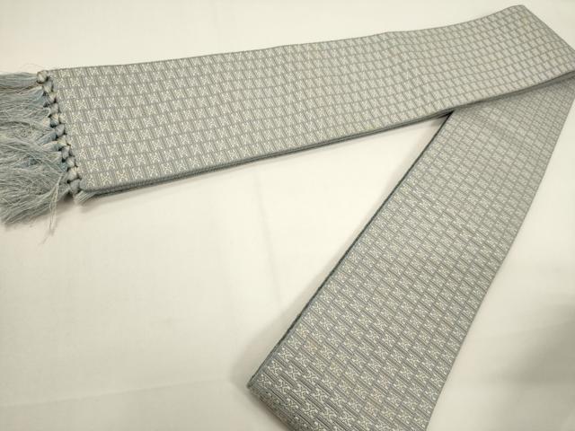 ■■■　サイズ　■■■ 長さ 396cm（房4cm） 幅 9.5cm程 ■■■　商品詳細　■■■ 【正絹】 状態は接写画像のように表地裏地所々に汚れがございます。 本場筑前博多織は、 福岡県福岡市博多区やその周辺で生産される絹織物です。 仏具のひとつである独鈷、華皿を基にした幾何学模様が織られています。 江戸時代に筑前藩主だった黒田長政が幕府への献上品にしたことから、 博多献上、献上博多とも呼ばれます。 横畝が際立って見える経畝織りという織りになっています。 30～60本の細い経糸を使うため、こしやはりがあり、 地合が硬く、光沢感があります。 きちんと締まり、くずれにくい、締めやすい帯といわれています。 大変上質な逸品になりますのでぜひお手入れをされてお召しになられてはいかがでしょうか。 お安く出品致しますので、是非この機会にいかがでしょうか？ ※片側未かがりですが着用には問題ありません。 ■■■　注意事項　■■■ ■モニター発色の具合により色合いが異なる場合がございます。 ■寸法は多少の誤差が生じる場合がございますのでご了承ください。 ■縫込みの長さが左右非対称の場合は短い部分を記載しております。 左右非対称であってもご返品・お値引き等の保証は出来かねますので、ご了承の上ご購入をお願い致します。 ■シミ等のチェックには注意を払っておりますが、見落としがある場合もございますし、個人の見解も様々ですので神経質な方のご購入はお控えください。 ■箪笥に入っておりました着物や帯なので畳みシワや匂いがあるものもございます。 ■お休みは基本的に土日祝となりますが、その他臨時でお休みする場合がございますのでご了承ください。 ■商品の発送は平日のみの発送となります。 ■夜間と土曜、日曜日はお問い合わせの回答が遅れる場合がございます。 ■当店では、お直し、紋入れ、お手入れ等は承っておりません。 ■生地の状態（ヤケ、経年劣化等）によってはサイズ直しが出来ない場合がございます。 その点もどうかご了承のうえ、ご購入をお願いいたします。 ■弊社で取り扱う商品は一点ものにつき、時期や在庫状況に応じて金額が変更となる場合がございます。 ■検針は行っておりません。予めご了承いただきますようお願いいたします。 ■【洗える着物】と記載のある商品におきましては、商品お届け後に洗濯を行ってしまってからのご返品にはご対応しかねます。 念の為、専門店でのお手入れをお願いいたします。 ■写真に写っている物が全てになります。それ以外の付属品はございませんのでご了承ください。 ■状態に関する写真につきましては、掲載可能な写真枚数に限りがあるため、各箇所につき1枚参考画像を掲載しております。 ■着物のサイズ目安は下記を参考ください↓ ＜女性着物＞　お端折り次第で＋5cm　－1cmが着用可能サイズ 　例）身丈170cmの場合、身長160cm～175cm ＜男性着物＞　身丈＋約25cm～27cm程が適応身長 　例）身丈155cmの場合、身長180～182cm