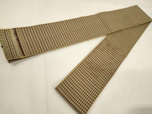 ■■■　サイズ　■■■ 長さ 396cm 幅 8.5cm程 ■■■　商品詳細　■■■ 【正絹】 状態は接写画像のように表地裏地所々に汚れがございます。 本場筑前博多織は、 福岡県福岡市博多区やその周辺で生産される絹織物です。 仏具のひとつである独鈷、華皿を基にした幾何学模様が織られています。 江戸時代に筑前藩主だった黒田長政が幕府への献上品にしたことから、 博多献上、献上博多とも呼ばれます。 横畝が際立って見える経畝織りという織りになっています。 30～60本の細い経糸を使うため、こしやはりがあり、 地合が硬く、光沢感があります。 きちんと締まり、くずれにくい、締めやすい帯といわれています。 大変上質な逸品になりますのでぜひお手入れをされてお召しになられてはいかがでしょうか。 お安く出品致しますので、是非この機会にいかがでしょうか？ ※両側未かがりですが着用には問題ありません。 ■■■　注意事項　■■■ ■モニター発色の具合により色合いが異なる場合がございます。 ■寸法は多少の誤差が生じる場合がございますのでご了承ください。 ■縫込みの長さが左右非対称の場合は短い部分を記載しております。 左右非対称であってもご返品・お値引き等の保証は出来かねますので、ご了承の上ご購入をお願い致します。 ■シミ等のチェックには注意を払っておりますが、見落としがある場合もございますし、個人の見解も様々ですので神経質な方のご購入はお控えください。 ■箪笥に入っておりました着物や帯なので畳みシワや匂いがあるものもございます。 ■お休みは基本的に土日祝となりますが、その他臨時でお休みする場合がございますのでご了承ください。 ■商品の発送は平日のみの発送となります。 ■夜間と土曜、日曜日はお問い合わせの回答が遅れる場合がございます。 ■当店では、お直し、紋入れ、お手入れ等は承っておりません。 ■生地の状態（ヤケ、経年劣化等）によってはサイズ直しが出来ない場合がございます。 その点もどうかご了承のうえ、ご購入をお願いいたします。 ■弊社で取り扱う商品は一点ものにつき、時期や在庫状況に応じて金額が変更となる場合がございます。 ■検針は行っておりません。予めご了承いただきますようお願いいたします。 ■【洗える着物】と記載のある商品におきましては、商品お届け後に洗濯を行ってしまってからのご返品にはご対応しかねます。 念の為、専門店でのお手入れをお願いいたします。 ■写真に写っている物が全てになります。それ以外の付属品はございませんのでご了承ください。 ■状態に関する写真につきましては、掲載可能な写真枚数に限りがあるため、各箇所につき1枚参考画像を掲載しております。 ■着物のサイズ目安は下記を参考ください↓ ＜女性着物＞　お端折り次第で＋5cm　－1cmが着用可能サイズ 　例）身丈170cmの場合、身長160cm～175cm ＜男性着物＞　身丈＋約25cm～27cm程が適応身長 　例）身丈155cmの場合、身長180～182cm