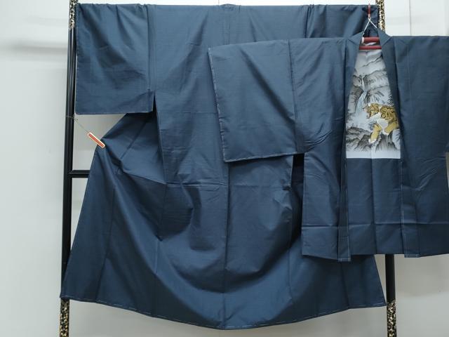 ■■■　サイズ　■■■ 【着物】 身丈 145cm（肩から） 裄丈 71cm 袖丈 52cm　縫込み 4cm 袖幅 36cm 前幅 27cm 後幅 31cm 着物縫いこみ 内揚げ 4cm 裄 お袖側 約2cm　身頃側 約0cm 【羽織】 身丈 96cm（肩から） 裄丈 73cm 袖丈 53cm　縫込み 4cm 袖幅 37cm 前幅 19cm 後幅 30cm 裄 お袖側 約2cm　身頃側 約3cm ■■■　商品詳細　■■■ 【正絹・未使用】 状態は特に目立ったシミ汚れなどもなく大変良い状態です。 大変上質な逸品になります。 お安く出品致しますので、是非この機会にいかがでしょうか？ ■■■　注意事項　■■■ ■モニター発色の具合により色合いが異なる場合がございます。 ■寸法は多少の誤差が生じる場合がございますのでご了承ください。 ■縫込みの長さが左右非対称の場合は短い部分を記載しております。 左右非対称であってもご返品・お値引き等の保証は出来かねますので、ご了承の上ご購入をお願い致します。 ■シミ等のチェックには注意を払っておりますが、見落としがある場合もございますし、個人の見解も様々ですので神経質な方のご購入はお控えください。 ■箪笥に入っておりました着物や帯なので畳みシワや匂いがあるものもございます。 ■お休みは基本的に土日祝となりますが、その他臨時でお休みする場合がございますのでご了承ください。 ■商品の発送は平日のみの発送となります。 ■夜間と土曜、日曜日はお問い合わせの回答が遅れる場合がございます。 ■当店では、お直し、紋入れ、お手入れ等は承っておりません。 ■生地の状態（ヤケ、経年劣化等）によってはサイズ直しが出来ない場合がございます。 その点もどうかご了承のうえ、ご購入をお願いいたします。 ■弊社で取り扱う商品は一点ものにつき、時期や在庫状況に応じて金額が変更となる場合がございます。 ■検針は行っておりません。予めご了承いただきますようお願いいたします。 ■【洗える着物】と記載のある商品におきましては、商品お届け後に洗濯を行ってしまってからのご返品にはご対応しかねます。 念の為、専門店でのお手入れをお願いいたします。 ■写真に写っている物が全てになります。それ以外の付属品はございませんのでご了承ください。 ■状態に関する写真につきましては、掲載可能な写真枚数に限りがあるため、各箇所につき1枚参考画像を掲載しております。 ■着物のサイズ目安は下記を参考ください↓ ＜女性着物＞　お端折り次第で＋5cm　－1cmが着用可能サイズ 　例）身丈170cmの場合、身長160cm～175cm ＜男性着物＞　身丈＋約25cm～27cm程が適応身長 　例）身丈155cmの場合、身長180～182cm