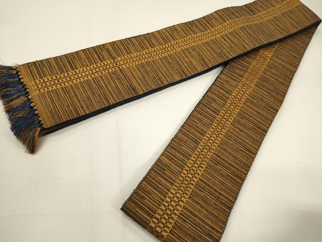 ■■■　サイズ　■■■ 長さ 420cm（房3cm） 幅 10cm程 ■■■　商品詳細　■■■ 【正絹】 状態は接写画像のように裏地に汚れがございますが その他特に目立ったシミ汚れなどもなく大変良い状態です。 本場筑前博多織は、 福岡県福岡市博多区やその周辺で生産される絹織物です。 仏具のひとつである独鈷、華皿を基にした幾何学模様が織られています。 江戸時代に筑前藩主だった黒田長政が幕府への献上品にしたことから、 博多献上、献上博多とも呼ばれます。 横畝が際立って見える経畝織りという織りになっています。 30～60本の細い経糸を使うため、こしやはりがあり、 地合が硬く、光沢感があります。 きちんと締まり、くずれにくい、締めやすい帯といわれています。 着用時には見えない部分になるかと思いますので あまり気にならずお召になれるかと思います。 大変上質な逸品になります。 お安く出品致しますので、是非この機会にいかがでしょうか？ ※片側未かがりですが着用には問題ありません。 ■■■　注意事項　■■■ ■モニター発色の具合により色合いが異なる場合がございます。 ■寸法は多少の誤差が生じる場合がございますのでご了承ください。 ■縫込みの長さが左右非対称の場合は短い部分を記載しております。 左右非対称であってもご返品・お値引き等の保証は出来かねますので、ご了承の上ご購入をお願い致します。 ■シミ等のチェックには注意を払っておりますが、見落としがある場合もございますし、個人の見解も様々ですので神経質な方のご購入はお控えください。 ■箪笥に入っておりました着物や帯なので畳みシワや匂いがあるものもございます。 ■お休みは基本的に土日祝となりますが、その他臨時でお休みする場合がございますのでご了承ください。 ■商品の発送は平日のみの発送となります。 ■夜間と土曜、日曜日はお問い合わせの回答が遅れる場合がございます。 ■当店では、お直し、紋入れ、お手入れ等は承っておりません。 ■生地の状態（ヤケ、経年劣化等）によってはサイズ直しが出来ない場合がございます。 その点もどうかご了承のうえ、ご購入をお願いいたします。 ■弊社で取り扱う商品は一点ものにつき、時期や在庫状況に応じて金額が変更となる場合がございます。 ■検針は行っておりません。予めご了承いただきますようお願いいたします。 ■【洗える着物】と記載のある商品におきましては、商品お届け後に洗濯を行ってしまってからのご返品にはご対応しかねます。 念の為、専門店でのお手入れをお願いいたします。 ■写真に写っている物が全てになります。それ以外の付属品はございませんのでご了承ください。 ■状態に関する写真につきましては、掲載可能な写真枚数に限りがあるため、各箇所につき1枚参考画像を掲載しております。 ■着物のサイズ目安は下記を参考ください↓ ＜女性着物＞　お端折り次第で＋5cm　－1cmが着用可能サイズ 　例）身丈170cmの場合、身長160cm～175cm ＜男性着物＞　身丈＋約25cm～27cm程が適応身長 　例）身丈155cmの場合、身長180～182cm