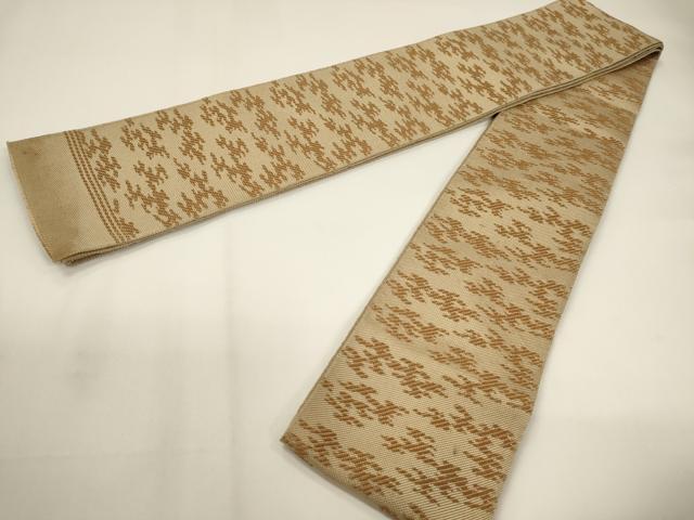 ■■■　サイズ　■■■ 長さ 396cm 幅 9cm程 ■■■　商品詳細　■■■ 【正絹】 状態は接写画像のように表地裏地たれ先部分に汚れがございます。 本場筑前博多織は、 福岡県福岡市博多区やその周辺で生産される絹織物です。 仏具のひとつである独鈷、華皿を基にした幾何学模様が織られています。 江戸時代に筑前藩主だった黒田長政が幕府への献上品にしたことから、 博多献上、献上博多とも呼ばれます。 横畝が際立って見える経畝織りという織りになっています。 30～60本の細い経糸を使うため、こしやはりがあり、 地合が硬く、光沢感があります。 きちんと締まり、くずれにくい、締めやすい帯といわれています。 大変上質な逸品になりますのでぜひお手入れをされてお召しになられてはいかがでしょうか。 お安く出品致しますので、是非この機会にいかがでしょうか？ ※両側未かがりですが着用には問題ありません。 ■■■　注意事項　■■■ ■モニター発色の具合により色合いが異なる場合がございます。 ■寸法は多少の誤差が生じる場合がございますのでご了承ください。 ■縫込みの長さが左右非対称の場合は短い部分を記載しております。 左右非対称であってもご返品・お値引き等の保証は出来かねますので、ご了承の上ご購入をお願い致します。 ■シミ等のチェックには注意を払っておりますが、見落としがある場合もございますし、個人の見解も様々ですので神経質な方のご購入はお控えください。 ■箪笥に入っておりました着物や帯なので畳みシワや匂いがあるものもございます。 ■お休みは基本的に土日祝となりますが、その他臨時でお休みする場合がございますのでご了承ください。 ■商品の発送は平日のみの発送となります。 ■夜間と土曜、日曜日はお問い合わせの回答が遅れる場合がございます。 ■当店では、お直し、紋入れ、お手入れ等は承っておりません。 ■生地の状態（ヤケ、経年劣化等）によってはサイズ直しが出来ない場合がございます。 その点もどうかご了承のうえ、ご購入をお願いいたします。 ■弊社で取り扱う商品は一点ものにつき、時期や在庫状況に応じて金額が変更となる場合がございます。 ■検針は行っておりません。予めご了承いただきますようお願いいたします。 ■【洗える着物】と記載のある商品におきましては、商品お届け後に洗濯を行ってしまってからのご返品にはご対応しかねます。 念の為、専門店でのお手入れをお願いいたします。 ■写真に写っている物が全てになります。それ以外の付属品はございませんのでご了承ください。 ■状態に関する写真につきましては、掲載可能な写真枚数に限りがあるため、各箇所につき1枚参考画像を掲載しております。 ■着物のサイズ目安は下記を参考ください↓ ＜女性着物＞　お端折り次第で＋5cm　－1cmが着用可能サイズ 　例）身丈170cmの場合、身長160cm～175cm ＜男性着物＞　身丈＋約25cm～27cm程が適応身長 　例）身丈155cmの場合、身長180～182cm