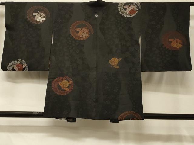 ■■■　サイズ　■■■ 身丈 79.5cm（肩から） 裄丈 63cm 袖丈 49cm　縫込み 6.5cm 袖幅 32.5cm 前幅 18cm 後幅 29cm 裄 お袖側 約1cm　身頃側 約1.5cm ■■■　商品詳細　■■■ 【正絹・一つ紋・未使用】 状態は接写画像のように羽裏に薄い汚れがございますが、 その他特に目立ったシミ汚れなどもなく大変良い状態です。 大変上質な逸品になります。 お安く出品致しますので、是非この機会にいかがでしょうか？ ■■■　注意事項　■■■ ■モニター発色の具合により色合いが異なる場合がございます。 ■寸法は多少の誤差が生じる場合がございますのでご了承ください。 ■縫込みの長さが左右非対称の場合は短い部分を記載しております。 左右非対称であってもご返品・お値引き等の保証は出来かねますので、ご了承の上ご購入をお願い致します。 ■シミ等のチェックには注意を払っておりますが、見落としがある場合もございますし、個人の見解も様々ですので神経質な方のご購入はお控えください。 ■箪笥に入っておりました着物や帯なので畳みシワや匂いがあるものもございます。 ■お休みは基本的に土日祝となりますが、その他臨時でお休みする場合がございますのでご了承ください。 ■商品の発送は平日のみの発送となります。 ■夜間と土曜、日曜日はお問い合わせの回答が遅れる場合がございます。 ■当店では、お直し、紋入れ、お手入れ等は承っておりません。 ■生地の状態（ヤケ、経年劣化等）によってはサイズ直しが出来ない場合がございます。 その点もどうかご了承のうえ、ご購入をお願いいたします。 ■弊社で取り扱う商品は一点ものにつき、時期や在庫状況に応じて金額が変更となる場合がございます。 ■検針は行っておりません。予めご了承いただきますようお願いいたします。 ■【洗える着物】と記載のある商品におきましては、商品お届け後に洗濯を行ってしまってからのご返品にはご対応しかねます。 念の為、専門店でのお手入れをお願いいたします。 ■写真に写っている物が全てになります。それ以外の付属品はございませんのでご了承ください。 ■状態に関する写真につきましては、掲載可能な写真枚数に限りがあるため、各箇所につき1枚参考画像を掲載しております。 ■着物のサイズ目安は下記を参考ください↓ ＜女性着物＞　お端折り次第で＋5cm　－1cmが着用可能サイズ 　例）身丈170cmの場合、身長160cm～175cm ＜男性着物＞　身丈＋約25cm～27cm程が適応身長 　例）身丈155cmの場合、身長180～182cm