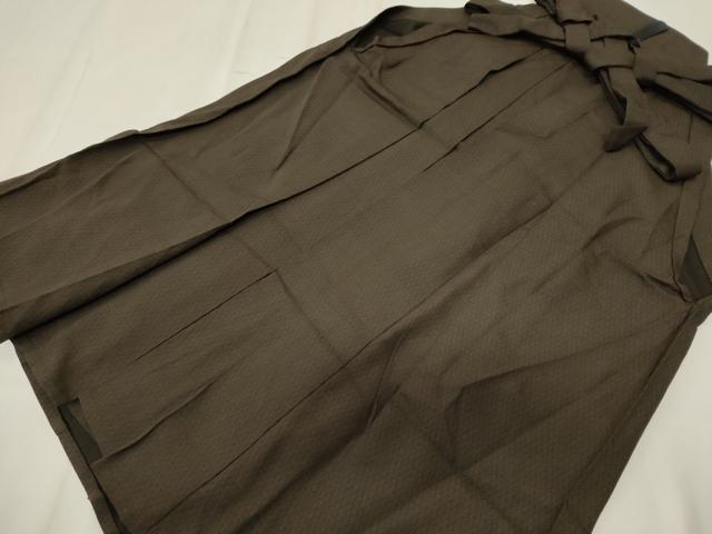 ■■■　サイズ　■■■ 紐下丈　約84.5cm ■■■　商品詳細　■■■ 【正絹】 状態は画像を添付しておりますので、そちらをご確認下さいますよう宜しくお願い致します。 大変上質な逸品になりますのでぜひお手入れをされてお召しになられてはいかがでしょうか。 お安く出品致しますので、是非この機会にいかがでしょうか？ ■■■　注意事項　■■■ ■モニター発色の具合により色合いが異なる場合がございます。 ■寸法は多少の誤差が生じる場合がございますのでご了承ください。 ■縫込みの長さが左右非対称の場合は短い部分を記載しております。 左右非対称であってもご返品・お値引き等の保証は出来かねますので、ご了承の上ご購入をお願い致します。 ■シミ等のチェックには注意を払っておりますが、見落としがある場合もございますし、個人の見解も様々ですので神経質な方のご購入はお控えください。 ■箪笥に入っておりました着物や帯なので畳みシワや匂いがあるものもございます。 ■お休みは基本的に土日祝となりますが、その他臨時でお休みする場合がございますのでご了承ください。 ■商品の発送は平日のみの発送となります。 ■夜間と土曜、日曜日はお問い合わせの回答が遅れる場合がございます。 ■当店では、お直し、紋入れ、お手入れ等は承っておりません。 ■生地の状態（ヤケ、経年劣化等）によってはサイズ直しが出来ない場合がございます。 その点もどうかご了承のうえ、ご購入をお願いいたします。 ■弊社で取り扱う商品は一点ものにつき、時期や在庫状況に応じて金額が変更となる場合がございます。 ■検針は行っておりません。予めご了承いただきますようお願いいたします。 ■【洗える着物】と記載のある商品におきましては、商品お届け後に洗濯を行ってしまってからのご返品にはご対応しかねます。 念の為、専門店でのお手入れをお願いいたします。 ■写真に写っている物が全てになります。それ以外の付属品はございませんのでご了承ください。 ■状態に関する写真につきましては、掲載可能な写真枚数に限りがあるため、各箇所につき1枚参考画像を掲載しております。 ■着物のサイズ目安は下記を参考ください↓ ＜女性着物＞　お端折り次第で＋5cm　－1cmが着用可能サイズ 　例）身丈170cmの場合、身長160cm～175cm ＜男性着物＞　身丈＋約25cm～27cm程が適応身長 　例）身丈155cmの場合、身長180～182cm