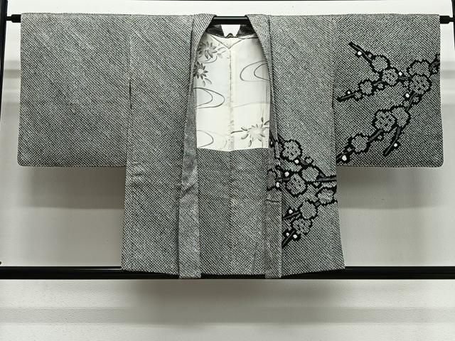■■■　サイズ　■■■ 身丈 76cm（肩から） 裄丈 63cm 袖丈 46.5cm　縫込み 7.5cm 袖幅 32.5cm 前幅 20cm 後幅 30.5cm 裄 お袖側 約3.5cm　身頃側 約3cm ■■■　商品詳細　■■■ 【正絹】 状態は特に目立ったシミ汚れなどもなく大変良い状態です。 大変上質な逸品になります。 お安く出品致しますので、是非この機会にいかがでしょうか？ ■■■　注意事項　■■■ ■モニター発色の具合により色合いが異なる場合がございます。 ■寸法は多少の誤差が生じる場合がございますのでご了承ください。 ■縫込みの長さが左右非対称の場合は短い部分を記載しております。 左右非対称であってもご返品・お値引き等の保証は出来かねますので、ご了承の上ご購入をお願い致します。 ■シミ等のチェックには注意を払っておりますが、見落としがある場合もございますし、個人の見解も様々ですので神経質な方のご購入はお控えください。 ■箪笥に入っておりました着物や帯なので畳みシワや匂いがあるものもございます。 ■お休みは基本的に土日祝となりますが、その他臨時でお休みする場合がございますのでご了承ください。 ■商品の発送は平日のみの発送となります。 ■夜間と土曜、日曜日はお問い合わせの回答が遅れる場合がございます。 ■当店では、お直し、紋入れ、お手入れ等は承っておりません。 ■生地の状態（ヤケ、経年劣化等）によってはサイズ直しが出来ない場合がございます。 その点もどうかご了承のうえ、ご購入をお願いいたします。 ■弊社で取り扱う商品は一点ものにつき、時期や在庫状況に応じて金額が変更となる場合がございます。 ■検針は行っておりません。予めご了承いただきますようお願いいたします。 ■【洗える着物】と記載のある商品におきましては、商品お届け後に洗濯を行ってしまってからのご返品にはご対応しかねます。 念の為、専門店でのお手入れをお願いいたします。 ■写真に写っている物が全てになります。それ以外の付属品はございませんのでご了承ください。 ■状態に関する写真につきましては、掲載可能な写真枚数に限りがあるため、各箇所につき1枚参考画像を掲載しております。 ■着物のサイズ目安は下記を参考ください↓ ＜女性着物＞　お端折り次第で＋5cm　－1cmが着用可能サイズ 　例）身丈170cmの場合、身長160cm～175cm ＜男性着物＞　身丈＋約25cm～27cm程が適応身長 　例）身丈155cmの場合、身長180～182cm