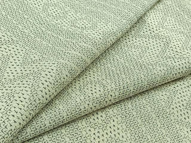 ■■■　サイズ　■■■ 身丈 160cm（肩から） 裄丈 67cm 袖丈 49cm　縫込み 4cm 袖幅 34cm 前幅 25cm 後幅 31cm 着物縫いこみ 内揚げ 4cm 裄 お袖側 約1.5cm　身頃側 約2.5cm ■■■　商品詳細　■■■ 【正絹】 状態は接写画像のように後身頃・下前に汚れがございますが その他特に目立ったシミ汚れなどもなく大変良い状態です。 「単衣といえば塩沢」と知られるように、 初夏と初秋の数ヶ月、着物通をとりこにして離さない着物。 今では四季を通じ、オールシーズン愛用されており、 単衣にも袷にも最適な紬でございます。 「本塩沢」は、一般的な「塩沢紬」とは違い、 経緯糸ともに生糸のお召し糸が使用されたお品でございます。 経糸には1メートルあたり350回、 緯糸にはさらに1800回の撚りがかけられております。 その強ねん糸を使っておりますので、表面に縮緬のようなシボ感が生まれます。 「シャリッ」とくる「しゃり感」あふれる肌ざわりは 本塩沢ならではのものでございます。 大変上質な逸品になります。 お安く出品致しますので、是非この機会にいかがでしょうか？ ■■■　注意事項　■■■ ■モニター発色の具合により色合いが異なる場合がございます。 ■寸法は多少の誤差が生じる場合がございますのでご了承ください。 ■縫込みの長さが左右非対称の場合は短い部分を記載しております。 左右非対称であってもご返品・お値引き等の保証は出来かねますので、ご了承の上ご購入をお願い致します。 ■シミ等のチェックには注意を払っておりますが、見落としがある場合もございますし、個人の見解も様々ですので神経質な方のご購入はお控えください。 ■箪笥に入っておりました着物や帯なので畳みシワや匂いがあるものもございます。 ■お休みは基本的に土日祝となりますが、その他臨時でお休みする場合がございますのでご了承ください。 ■商品の発送は平日のみの発送となります。 ■夜間と土曜、日曜日はお問い合わせの回答が遅れる場合がございます。 ■当店では、お直し、紋入れ、お手入れ等は承っておりません。 ■生地の状態（ヤケ、経年劣化等）によってはサイズ直しが出来ない場合がございます。 その点もどうかご了承のうえ、ご購入をお願いいたします。 ■弊社で取り扱う商品は一点ものにつき、時期や在庫状況に応じて金額が変更となる場合がございます。 ■検針は行っておりません。予めご了承いただきますようお願いいたします。 ■【洗える着物】と記載のある商品におきましては、商品お届け後に洗濯を行ってしまってからのご返品にはご対応しかねます。 念の為、専門店でのお手入れをお願いいたします。 ■着物のサイズ目安は下記を参考ください↓ ＜女性着物＞　お端折り次第で＋5?　−10?が着用可能サイズ 　例）身丈170?の場合、身長160?〜175? ＜男性着物＞　身丈＋約25?〜27?程が適応身長 　例）身丈155?の場合、身長180〜182?