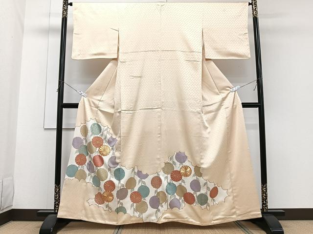 ■■■　サイズ　■■■ 身丈 161cm（肩から） 裄丈 64cm 袖丈 45cm　縫込み 5.5cm 袖幅 32.5cm 前幅 24.5cm 後幅 29.5cm 着物縫いこみ 内揚げ 4cm 裄 お袖側 約2.5cm　身頃側 約2.5cm ■■■　商品詳細　■■■ 【正絹・三つ紋】 状態は画像を添付しておりますので、そちらをご確認下さいますよう宜しくお願い致します。 大変上質な逸品になりますのでぜひお手入れをされてお召しになられてはいかがでしょうか。 お安く出品致しますので、是非この機会にいかがでしょうか？ ■■■　注意事項　■■■ ■モニター発色の具合により色合いが異なる場合がございます。 ■寸法は多少の誤差が生じる場合がございますのでご了承ください。 ■縫込みの長さが左右非対称の場合は短い部分を記載しております。 左右非対称であってもご返品・お値引き等の保証は出来かねますので、ご了承の上ご購入をお願い致します。 ■シミ等のチェックには注意を払っておりますが、見落としがある場合もございますし、個人の見解も様々ですので神経質な方のご購入はお控えください。 ■箪笥に入っておりました着物や帯なので畳みシワや匂いがあるものもございます。 ■お休みは基本的に土日祝となりますが、その他臨時でお休みする場合がございますのでご了承ください。 ■商品の発送は平日のみの発送となります。 ■夜間と土曜、日曜日はお問い合わせの回答が遅れる場合がございます。 ■当店では、お直し、紋入れ、お手入れ等は承っておりません。 ■生地の状態（ヤケ、経年劣化等）によってはサイズ直しが出来ない場合がございます。 その点もどうかご了承のうえ、ご購入をお願いいたします。 ■弊社で取り扱う商品は一点ものにつき、時期や在庫状況に応じて金額が変更となる場合がございます。 ■検針は行っておりません。予めご了承いただきますようお願いいたします。 ■【洗える着物】と記載のある商品におきましては、商品お届け後に洗濯を行ってしまってからのご返品にはご対応しかねます。 念の為、専門店でのお手入れをお願いいたします。 ■写真に写っている物が全てになります。それ以外の付属品はございませんのでご了承ください。 ■着物のサイズ目安は下記を参考ください↓ ＜女性着物＞　お端折り次第で＋5cm　－1cmが着用可能サイズ 　例）身丈170cmの場合、身長160cm～175cm ＜男性着物＞　身丈＋約25cm～27cm程が適応身長 　例）身丈155cmの場合、身長180～182cm