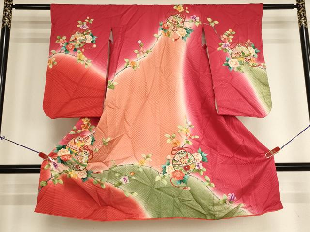 ■■■　サイズ　■■■ 【祝着】 身丈 105cm（肩から） 裄丈 51cm（肩上げ　0cm） 袖丈 58.5cm　縫込み 4.5cm 袖幅 28.5cm 前幅 19cm 後幅 23cm 着物縫いこみ 内揚げ 0cm （腰上げ　0cm） 裄 お袖側 約2cm　身頃側 約1.5cm ■■■　商品詳細　■■■ 着物【正絹】の状態は接写画像のように右袖前・上前に汚れがございますが その他特に目立ったシミ汚れなどもなく大変良い状態です。 大変上質な逸品になります。 お安く出品致しますので、是非この機会にいかがでしょうか？ ※若干たたみシワがございます。 ■■■　注意事項　■■■ ■モニター発色の具合により色合いが異なる場合がございます。 ■寸法は多少の誤差が生じる場合がございますのでご了承ください。 ■縫込みの長さが左右非対称の場合は短い部分を記載しております。 左右非対称であってもご返品・お値引き等の保証は出来かねますので、ご了承の上ご購入をお願い致します。 ■シミ等のチェックには注意を払っておりますが、見落としがある場合もございますし、個人の見解も様々ですので神経質な方のご購入はお控えください。 ■箪笥に入っておりました着物や帯なので畳みシワや匂いがあるものもございます。 ■お休みは基本的に土日祝となりますが、その他臨時でお休みする場合がございますのでご了承ください。 ■商品の発送は平日のみの発送となります。 ■夜間と土曜、日曜日はお問い合わせの回答が遅れる場合がございます。 ■当店では、お直し、紋入れ、お手入れ等は承っておりません。 ■生地の状態（ヤケ、経年劣化等）によってはサイズ直しが出来ない場合がございます。 その点もどうかご了承のうえ、ご購入をお願いいたします。 ■弊社で取り扱う商品は一点ものにつき、時期や在庫状況に応じて金額が変更となる場合がございます。 ■検針は行っておりません。予めご了承いただきますようお願いいたします。 ■【洗える着物】と記載のある商品におきましては、商品お届け後に洗濯を行ってしまってからのご返品にはご対応しかねます。 念の為、専門店でのお手入れをお願いいたします。 ■写真に写っている物が全てになります。それ以外の付属品はございませんのでご了承ください。 ■状態に関する写真につきましては、掲載可能な写真枚数に限りがあるため、各箇所につき1枚参考画像を掲載しております。 ■着物のサイズ目安は下記を参考ください↓ ＜女性着物＞　お端折り次第で＋5cm　－1cmが着用可能サイズ 　例）身丈170cmの場合、身長160cm～175cm ＜男性着物＞　身丈＋約25cm～27cm程が適応身長 　例）身丈155cmの場合、身長180～182cm