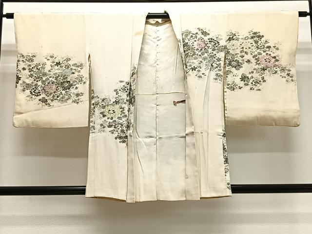 ■■■　サイズ　■■■ 身丈 81cm（肩から） 裄丈 62cm 袖丈 51cm　縫込み 6.5cm 袖幅 32.5cm 前幅 17cm 後幅 28cm 裄 お袖側 約1cm　身頃側 約2cm ■■■　商品詳細　■■■ 【正絹】 状態は接写画像のように表地所々・返し・羽裏に汚れがございます。 大変上質な逸品になりますのでぜひお手入れをされてお召しになられてはいかがでしょうか。お安く出品致しますので、是非この機会にいかがでしょうか？ ■■■　注意事項　■■■ ■モニター発色の具合により色合いが異なる場合がございます。 ■寸法は多少の誤差が生じる場合がございますのでご了承ください。 ■縫込みの長さが左右非対称の場合は短い部分を記載しております。 左右非対称であってもご返品・お値引き等の保証は出来かねますので、ご了承の上ご購入をお願い致します。 ■シミ等のチェックには注意を払っておりますが、見落としがある場合もございますし、個人の見解も様々ですので神経質な方のご購入はお控えください。 ■箪笥に入っておりました着物や帯なので畳みシワや匂いがあるものもございます。 ■お休みは基本的に土日祝となりますが、その他臨時でお休みする場合がございますのでご了承ください。 ■商品の発送は平日のみの発送となります。 ■夜間と土曜、日曜日はお問い合わせの回答が遅れる場合がございます。 ■当店では、お直し、紋入れ、お手入れ等は承っておりません。 ■生地の状態（ヤケ、経年劣化等）によってはサイズ直しが出来ない場合がございます。 その点もどうかご了承のうえ、ご購入をお願いいたします。 ■弊社で取り扱う商品は一点ものにつき、時期や在庫状況に応じて金額が変更となる場合がございます。 ■検針は行っておりません。予めご了承いただきますようお願いいたします。 ■【洗える着物】と記載のある商品におきましては、商品お届け後に洗濯を行ってしまってからのご返品にはご対応しかねます。 念の為、専門店でのお手入れをお願いいたします。 ■写真に写っている物が全てになります。それ以外の付属品はございませんのでご了承ください。 ■状態に関する写真につきましては、掲載可能な写真枚数に限りがあるため、各箇所につき1枚参考画像を掲載しております。 ■着物のサイズ目安は下記を参考ください↓ ＜女性着物＞　お端折り次第で＋5cm　－1cmが着用可能サイズ 　例）身丈170cmの場合、身長160cm～175cm ＜男性着物＞　身丈＋約25cm～27cm程が適応身長 　例）身丈155cmの場合、身長180～182cm