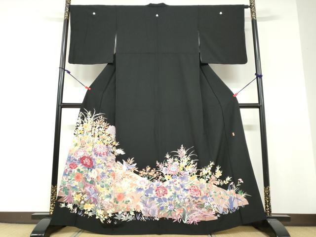 ■■■　サイズ　■■■ 身丈 161.5cm（肩から） 裄丈 65.5cm 袖丈 48.5cm　縫込み 7cm 袖幅 35.5cm 前幅 24.5cm 後幅 30.5cm 着物縫いこみ 内揚げ 2cm 裄 お袖側 約2cm　身頃側 約4cm ■■■　商品詳細　■■■ 【正絹・五つ紋・比翼仕立て】 状態は特に目立ったシミ汚れなどもなく大変良い状態です。 大変上質な逸品になります。 お安く出品致しますので、是非この機会にいかがでしょうか？ ■■■　注意事項　■■■ ■モニター発色の具合により色合いが異なる場合がございます。 ■寸法は多少の誤差が生じる場合がございますのでご了承ください。 ■縫込みの長さが左右非対称の場合は短い部分を記載しております。 左右非対称であってもご返品・お値引き等の保証は出来かねますので、ご了承の上ご購入をお願い致します。 ■シミ等のチェックには注意を払っておりますが、見落としがある場合もございますし、個人の見解も様々ですので神経質な方のご購入はお控えください。 ■箪笥に入っておりました着物や帯なので畳みシワや匂いがあるものもございます。 ■お休みは基本的に土日祝となりますが、その他臨時でお休みする場合がございますのでご了承ください。 ■商品の発送は平日のみの発送となります。 ■夜間と土曜、日曜日はお問い合わせの回答が遅れる場合がございます。 ■当店では、お直し、紋入れ、お手入れ等は承っておりません。 ■生地の状態（ヤケ、経年劣化等）によってはサイズ直しが出来ない場合がございます。 その点もどうかご了承のうえ、ご購入をお願いいたします。 ■弊社で取り扱う商品は一点ものにつき、時期や在庫状況に応じて金額が変更となる場合がございます。 ■検針は行っておりません。予めご了承いただきますようお願いいたします。 ■【洗える着物】と記載のある商品におきましては、商品お届け後に洗濯を行ってしまってからのご返品にはご対応しかねます。 念の為、専門店でのお手入れをお願いいたします。 ■写真に写っている物が全てになります。それ以外の付属品はございませんのでご了承ください。 ■状態に関する写真につきましては、掲載可能な写真枚数に限りがあるため、各箇所につき1枚参考画像を掲載しております。 ■着物のサイズ目安は下記を参考ください↓ ＜女性着物＞　お端折り次第で＋5cm　－1cmが着用可能サイズ 　例）身丈170cmの場合、身長160cm～175cm ＜男性着物＞　身丈＋約25cm～27cm程が適応身長 　例）身丈155cmの場合、身長180～182cm