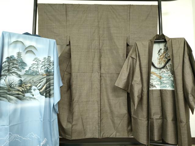 ■■■　サイズ　■■■ 【着物】 身丈 148cm（肩から） 裄丈 66.5cm 袖丈 49cm　縫込み 3cm 袖幅 33cm 前幅 24cm 後幅 30cm 着物縫いこみ 内揚げ 5cm 裄 お袖側 約1.5cm　身頃側 約1.5cm 【羽織】 身丈 95cm（肩から） 裄丈 68cm 袖丈 49cm　縫込み 0cm 袖幅 34.5cm 前幅 19cm 後幅 31cm 裄 お袖側 約1.5cm　身頃側 約1.5cm 【長襦袢】 身丈 141cm（肩から） 裄丈 66cm 袖丈 48cm　縫込み 2cm 袖幅 35cm 前幅 27.5cm 後幅 30cm 着物縫いこみ 内揚げ 0cm 裄 お袖側 約1cm　身頃側 約1cm ■■■　商品詳細　■■■ 着物【正絹】の 状態は接写画像のように後身頃に薄い汚れがございますが その他特に目立ったシミ汚れなどもなく大変良い状態です。 羽織【正絹】の 状態は接写画像のように両袖前後に薄い汚れがございますが その他特に目立ったシミ汚れなどもなく大変良い状態です。 長襦袢【化繊】の 状態は特に目立ったシミ汚れなどもなく大変良い状態です。 大変上質な逸品になります。 お安く出品致しますので、是非この機会にいかがでしょうか？ ※襦袢の袖幅が着物よりも大きい仕立てになっておりますので、ご確認の上ご入札くださいませ。 ■■■　注意事項　■■■ ■モニター発色の具合により色合いが異なる場合がございます。 ■寸法は多少の誤差が生じる場合がございますのでご了承ください。 ■縫込みの長さが左右非対称の場合は短い部分を記載しております。 左右非対称であってもご返品・お値引き等の保証は出来かねますので、ご了承の上ご購入をお願い致します。 ■シミ等のチェックには注意を払っておりますが、見落としがある場合もございますし、個人の見解も様々ですので神経質な方のご購入はお控えください。 ■箪笥に入っておりました着物や帯なので畳みシワや匂いがあるものもございます。 ■お休みは基本的に土日祝となりますが、その他臨時でお休みする場合がございますのでご了承ください。 ■商品の発送は平日のみの発送となります。 ■夜間と土曜、日曜日はお問い合わせの回答が遅れる場合がございます。 ■当店では、お直し、紋入れ、お手入れ等は承っておりません。 ■生地の状態（ヤケ、経年劣化等）によってはサイズ直しが出来ない場合がございます。 その点もどうかご了承のうえ、ご購入をお願いいたします。 ■弊社で取り扱う商品は一点ものにつき、時期や在庫状況に応じて金額が変更となる場合がございます。 ■検針は行っておりません。予めご了承いただきますようお願いいたします。 ■【洗える着物】と記載のある商品におきましては、商品お届け後に洗濯を行ってしまってからのご返品にはご対応しかねます。 念の為、専門店でのお手入れをお願いいたします。 ■写真に写っている物が全てになります。それ以外の付属品はございませんのでご了承ください。 ■状態に関する写真につきましては、掲載可能な写真枚数に限りがあるため、各箇所につき1枚参考画像を掲載しております。 ■着物のサイズ目安は下記を参考ください↓ ＜女性着物＞　お端折り次第で＋5cm　－1cmが着用可能サイズ 　例）身丈170cmの場合、身長160cm～175cm ＜男性着物＞　身丈＋約25cm～27cm程が適応身長 　例）身丈155cmの場合、身長180～182cm