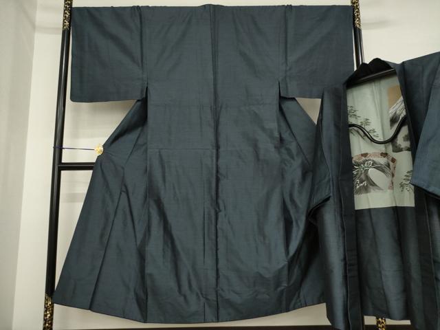 ■■■　サイズ　■■■ 【着物】 身丈 146cm（肩から） 裄丈 69cm 袖丈 48cm　縫込み 4.5cm 袖幅 35cm 前幅 24cm 後幅 30cm 着物縫いこみ 内揚げ 6cm 裄 お袖側 約1cm　身頃側 約1cm 【羽織】 身丈 92cm（肩から） 裄丈 70cm 袖丈 49cm　縫込み 4.5cm 袖幅 36cm 前幅 19cm 後幅 30cm 裄 お袖側 約1cm　身頃側 約1cm ■■■　商品詳細　■■■ 【正絹】 羽織の状態は接写画像のように羽裏にシミがございますが その他特に目立ったシミ汚れなどもなく大変良い状態です。 大変上質な逸品になります。 お安く出品致しますので、是非この機会にいかがでしょうか？ ■■■　注意事項　■■■ ■モニター発色の具合により色合いが異なる場合がございます。 ■寸法は多少の誤差が生じる場合がございますのでご了承ください。 ■縫込みの長さが左右非対称の場合は短い部分を記載しております。 左右非対称であってもご返品・お値引き等の保証は出来かねますので、ご了承の上ご購入をお願い致します。 ■シミ等のチェックには注意を払っておりますが、見落としがある場合もございますし、個人の見解も様々ですので神経質な方のご購入はお控えください。 ■箪笥に入っておりました着物や帯なので畳みシワや匂いがあるものもございます。 ■お休みは基本的に土日祝となりますが、その他臨時でお休みする場合がございますのでご了承ください。 ■商品の発送は平日のみの発送となります。 ■夜間と土曜、日曜日はお問い合わせの回答が遅れる場合がございます。 ■当店では、お直し、紋入れ、お手入れ等は承っておりません。 ■生地の状態（ヤケ、経年劣化等）によってはサイズ直しが出来ない場合がございます。 その点もどうかご了承のうえ、ご購入をお願いいたします。 ■弊社で取り扱う商品は一点ものにつき、時期や在庫状況に応じて金額が変更となる場合がございます。 ■検針は行っておりません。予めご了承いただきますようお願いいたします。 ■【洗える着物】と記載のある商品におきましては、商品お届け後に洗濯を行ってしまってからのご返品にはご対応しかねます。 念の為、専門店でのお手入れをお願いいたします。 ■写真に写っている物が全てになります。それ以外の付属品はございませんのでご了承ください。 ■状態に関する写真につきましては、掲載可能な写真枚数に限りがあるため、各箇所につき1枚参考画像を掲載しております。 ■着物のサイズ目安は下記を参考ください↓ ＜女性着物＞　お端折り次第で＋5cm　－1cmが着用可能サイズ 　例）身丈170cmの場合、身長160cm～175cm ＜男性着物＞　身丈＋約25cm～27cm程が適応身長 　例）身丈155cmの場合、身長180～182cm