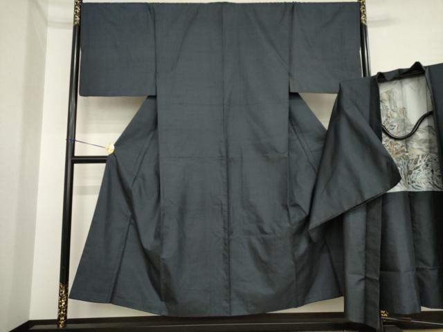 ■■■　サイズ　■■■ 【着物】 身丈 147cm（肩から） 裄丈 69cm 袖丈 49cm　縫込み 3cm 袖幅 35cm 前幅 24cm 後幅 30cm 着物縫いこみ 内揚げ 7cm 裄 お袖側 約1cm　身頃側 約2cm 【羽織】 身丈 93cm（肩から） 裄丈 71.5cm 袖丈 50cm　縫込み 3cm 袖幅 36cm 前幅 19.5cm 後幅 30cm 裄 お袖側 約1cm　身頃側 約3cm ■■■　商品詳細　■■■ 【正絹】 着物の状態は接写画像のように後身頃に薄い汚れがございますが その他特に目立ったシミ汚れなどもなく大変良い状態です。 羽織の状態は接写画像のように羽裏に薄い汚れがございますが その他特に目立ったシミ汚れなどもなく大変良い状態です。 大変上質な逸品になります。 お安く出品致しますので、是非この機会にいかがでしょうか？ ■■■　注意事項　■■■ ■モニター発色の具合により色合いが異なる場合がございます。 ■寸法は多少の誤差が生じる場合がございますのでご了承ください。 ■縫込みの長さが左右非対称の場合は短い部分を記載しております。 左右非対称であってもご返品・お値引き等の保証は出来かねますので、ご了承の上ご購入をお願い致します。 ■シミ等のチェックには注意を払っておりますが、見落としがある場合もございますし、個人の見解も様々ですので神経質な方のご購入はお控えください。 ■箪笥に入っておりました着物や帯なので畳みシワや匂いがあるものもございます。 ■お休みは基本的に土日祝となりますが、その他臨時でお休みする場合がございますのでご了承ください。 ■商品の発送は平日のみの発送となります。 ■夜間と土曜、日曜日はお問い合わせの回答が遅れる場合がございます。 ■当店では、お直し、紋入れ、お手入れ等は承っておりません。 ■生地の状態（ヤケ、経年劣化等）によってはサイズ直しが出来ない場合がございます。 その点もどうかご了承のうえ、ご購入をお願いいたします。 ■弊社で取り扱う商品は一点ものにつき、時期や在庫状況に応じて金額が変更となる場合がございます。 ■検針は行っておりません。予めご了承いただきますようお願いいたします。 ■【洗える着物】と記載のある商品におきましては、商品お届け後に洗濯を行ってしまってからのご返品にはご対応しかねます。 念の為、専門店でのお手入れをお願いいたします。 ■写真に写っている物が全てになります。それ以外の付属品はございませんのでご了承ください。 ■状態に関する写真につきましては、掲載可能な写真枚数に限りがあるため、各箇所につき1枚参考画像を掲載しております。 ■着物のサイズ目安は下記を参考ください↓ ＜女性着物＞　お端折り次第で＋5cm　－1cmが着用可能サイズ 　例）身丈170cmの場合、身長160cm～175cm ＜男性着物＞　身丈＋約25cm～27cm程が適応身長 　例）身丈155cmの場合、身長180～182cm