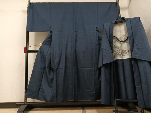 ■■■　サイズ　■■■ 【着物】 身丈 150cm（肩から） 裄丈 72.5cm 袖丈 48.5cm　縫込み 1.5cm 袖幅 38cm 前幅 28.5cm 後幅 34.5cm 着物縫いこみ 内揚げ 0cm 裄 お袖側 約0cm　身頃側 約0cm 【羽織】 身丈 99cm（肩から） 裄丈 73cm 袖丈 49cm　縫込み 2cm 袖幅 39cm 前幅 19.5cm 後幅 32.5cm 裄 お袖側 約1cm　身頃側 約0cm ■■■　商品詳細　■■■ 【正絹】 着物の状態は接写画像のように上前に薄い汚れがございますが その他特に目立ったシミ汚れなどもなく大変良い状態です。 羽織の状態は特に目立ったシミ汚れなどもなく大変良い状態です。 大変上質な逸品になります。 お安く出品致しますので、是非この機会にいかがでしょうか？ ■■■　注意事項　■■■ ■モニター発色の具合により色合いが異なる場合がございます。 ■寸法は多少の誤差が生じる場合がございますのでご了承ください。 ■縫込みの長さが左右非対称の場合は短い部分を記載しております。 左右非対称であってもご返品・お値引き等の保証は出来かねますので、ご了承の上ご購入をお願い致します。 ■シミ等のチェックには注意を払っておりますが、見落としがある場合もございますし、個人の見解も様々ですので神経質な方のご購入はお控えください。 ■箪笥に入っておりました着物や帯なので畳みシワや匂いがあるものもございます。 ■お休みは基本的に土日祝となりますが、その他臨時でお休みする場合がございますのでご了承ください。 ■商品の発送は平日のみの発送となります。 ■夜間と土曜、日曜日はお問い合わせの回答が遅れる場合がございます。 ■当店では、お直し、紋入れ、お手入れ等は承っておりません。 ■生地の状態（ヤケ、経年劣化等）によってはサイズ直しが出来ない場合がございます。 その点もどうかご了承のうえ、ご購入をお願いいたします。 ■弊社で取り扱う商品は一点ものにつき、時期や在庫状況に応じて金額が変更となる場合がございます。 ■検針は行っておりません。予めご了承いただきますようお願いいたします。 ■【洗える着物】と記載のある商品におきましては、商品お届け後に洗濯を行ってしまってからのご返品にはご対応しかねます。 念の為、専門店でのお手入れをお願いいたします。 ■写真に写っている物が全てになります。それ以外の付属品はございませんのでご了承ください。 ■状態に関する写真につきましては、掲載可能な写真枚数に限りがあるため、各箇所につき1枚参考画像を掲載しております。 ■着物のサイズ目安は下記を参考ください↓ ＜女性着物＞　お端折り次第で＋5cm　－1cmが着用可能サイズ 　例）身丈170cmの場合、身長160cm～175cm ＜男性着物＞　身丈＋約25cm～27cm程が適応身長 　例）身丈155cmの場合、身長180～182cm