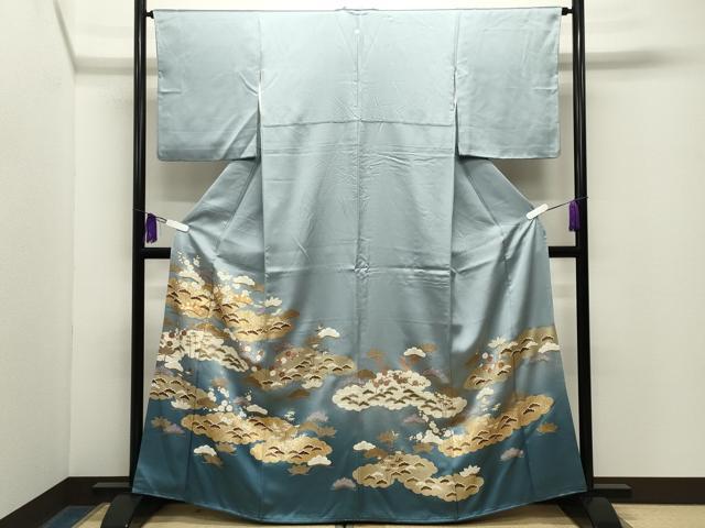 ■■■　サイズ　■■■ 身丈 163.5cm（肩から） 裄丈 64.5cm 袖丈 48.5cm　縫込み 4cm 袖幅 33cm 前幅 24.5cm 後幅 30.5cm 着物縫いこみ 内揚げ 7cm 裄 お袖側 約3cm　身頃側 約2.5cm ■■■　商品詳細　■■■ 【正絹・一つ紋】 状態は接写画像のように右袖前・袖口内側・衿山に薄い汚れがございますが その他特に目立ったシミ汚れなどもなく大変良い状態です。 大変上質な逸品になります。 お安く出品致しますので、是非この機会にいかがでしょうか？ ■■■　注意事項　■■■ ■モニター発色の具合により色合いが異なる場合がございます。 ■寸法は多少の誤差が生じる場合がございますのでご了承ください。 ■縫込みの長さが左右非対称の場合は短い部分を記載しております。 左右非対称であってもご返品・お値引き等の保証は出来かねますので、ご了承の上ご購入をお願い致します。 ■シミ等のチェックには注意を払っておりますが、見落としがある場合もございますし、個人の見解も様々ですので神経質な方のご購入はお控えください。 ■箪笥に入っておりました着物や帯なので畳みシワや匂いがあるものもございます。 ■お休みは基本的に土日祝となりますが、その他臨時でお休みする場合がございますのでご了承ください。 ■商品の発送は平日のみの発送となります。 ■夜間と土曜、日曜日はお問い合わせの回答が遅れる場合がございます。 ■当店では、お直し、紋入れ、お手入れ等は承っておりません。 ■生地の状態（ヤケ、経年劣化等）によってはサイズ直しが出来ない場合がございます。 その点もどうかご了承のうえ、ご購入をお願いいたします。 ■弊社で取り扱う商品は一点ものにつき、時期や在庫状況に応じて金額が変更となる場合がございます。 ■検針は行っておりません。予めご了承いただきますようお願いいたします。 ■【洗える着物】と記載のある商品におきましては、商品お届け後に洗濯を行ってしまってからのご返品にはご対応しかねます。 念の為、専門店でのお手入れをお願いいたします。 ■写真に写っている物が全てになります。それ以外の付属品はございませんのでご了承ください。 ■状態に関する写真につきましては、掲載可能な写真枚数に限りがあるため、各箇所につき1枚参考画像を掲載しております。 ■着物のサイズ目安は下記を参考ください↓ ＜女性着物＞　お端折り次第で＋5cm　－1cmが着用可能サイズ 　例）身丈170cmの場合、身長160cm～175cm ＜男性着物＞　身丈＋約25cm～27cm程が適応身長 　例）身丈155cmの場合、身長180～182cm