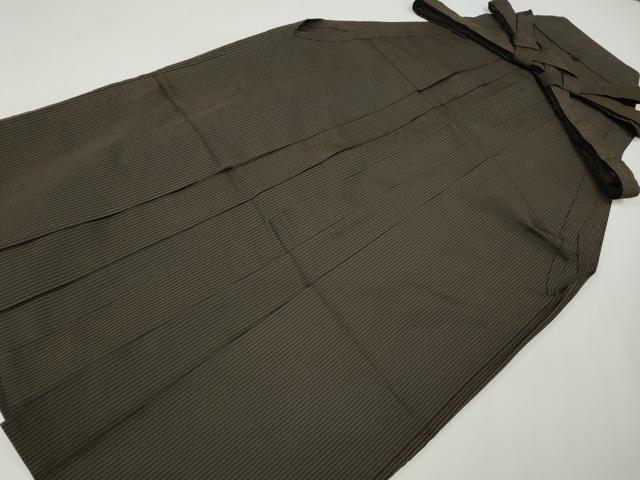 ■■■　サイズ　■■■ 紐下丈　約90cm ■■■　商品詳細　■■■ 【正絹】 状態は接写画像のように一のひだ・三のひだに薄い汚れがございますが その他特に目立ったシミ汚れなどもなく大変良い状態です。 大変上質な逸品になります。 お安く出品致しますので、是非この機会にいかがでしょうか？ ■■■　注意事項　■■■ ■モニター発色の具合により色合いが異なる場合がございます。 ■寸法は多少の誤差が生じる場合がございますのでご了承ください。 ■縫込みの長さが左右非対称の場合は短い部分を記載しております。 左右非対称であってもご返品・お値引き等の保証は出来かねますので、ご了承の上ご購入をお願い致します。 ■シミ等のチェックには注意を払っておりますが、見落としがある場合もございますし、個人の見解も様々ですので神経質な方のご購入はお控えください。 ■箪笥に入っておりました着物や帯なので畳みシワや匂いがあるものもございます。 ■お休みは基本的に土日祝となりますが、その他臨時でお休みする場合がございますのでご了承ください。 ■商品の発送は平日のみの発送となります。 ■夜間と土曜、日曜日はお問い合わせの回答が遅れる場合がございます。 ■当店では、お直し、紋入れ、お手入れ等は承っておりません。 ■生地の状態（ヤケ、経年劣化等）によってはサイズ直しが出来ない場合がございます。 その点もどうかご了承のうえ、ご購入をお願いいたします。 ■弊社で取り扱う商品は一点ものにつき、時期や在庫状況に応じて金額が変更となる場合がございます。 ■検針は行っておりません。予めご了承いただきますようお願いいたします。 ■【洗える着物】と記載のある商品におきましては、商品お届け後に洗濯を行ってしまってからのご返品にはご対応しかねます。 念の為、専門店でのお手入れをお願いいたします。 ■写真に写っている物が全てになります。それ以外の付属品はございませんのでご了承ください。 ■状態に関する写真につきましては、掲載可能な写真枚数に限りがあるため、各箇所につき1枚参考画像を掲載しております。 ■着物のサイズ目安は下記を参考ください↓ ＜女性着物＞　お端折り次第で＋5cm　－1cmが着用可能サイズ 　例）身丈170cmの場合、身長160cm～175cm ＜男性着物＞　身丈＋約25cm～27cm程が適応身長 　例）身丈155cmの場合、身長180～182cm