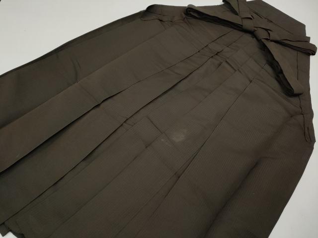 ■■■　サイズ　■■■ 紐下丈　約81cm ■■■　商品詳細　■■■ 【正絹】 状態は接写画像のように一のひだ・後ろひだ・二のひだに汚れがございますが その他特に目立ったシミ汚れなどもなく大変良い状態です。 大変上質な逸品になります。 お安く出品致しますので、是非この機会にいかがでしょうか？ ■■■　注意事項　■■■ ■モニター発色の具合により色合いが異なる場合がございます。 ■寸法は多少の誤差が生じる場合がございますのでご了承ください。 ■縫込みの長さが左右非対称の場合は短い部分を記載しております。 左右非対称であってもご返品・お値引き等の保証は出来かねますので、ご了承の上ご購入をお願い致します。 ■シミ等のチェックには注意を払っておりますが、見落としがある場合もございますし、個人の見解も様々ですので神経質な方のご購入はお控えください。 ■箪笥に入っておりました着物や帯なので畳みシワや匂いがあるものもございます。 ■お休みは基本的に土日祝となりますが、その他臨時でお休みする場合がございますのでご了承ください。 ■商品の発送は平日のみの発送となります。 ■夜間と土曜、日曜日はお問い合わせの回答が遅れる場合がございます。 ■当店では、お直し、紋入れ、お手入れ等は承っておりません。 ■生地の状態（ヤケ、経年劣化等）によってはサイズ直しが出来ない場合がございます。 その点もどうかご了承のうえ、ご購入をお願いいたします。 ■弊社で取り扱う商品は一点ものにつき、時期や在庫状況に応じて金額が変更となる場合がございます。 ■検針は行っておりません。予めご了承いただきますようお願いいたします。 ■【洗える着物】と記載のある商品におきましては、商品お届け後に洗濯を行ってしまってからのご返品にはご対応しかねます。 念の為、専門店でのお手入れをお願いいたします。 ■写真に写っている物が全てになります。それ以外の付属品はございませんのでご了承ください。 ■状態に関する写真につきましては、掲載可能な写真枚数に限りがあるため、各箇所につき1枚参考画像を掲載しております。 ■着物のサイズ目安は下記を参考ください↓ ＜女性着物＞　お端折り次第で＋5cm　－1cmが着用可能サイズ 　例）身丈170cmの場合、身長160cm～175cm ＜男性着物＞　身丈＋約25cm～27cm程が適応身長 　例）身丈155cmの場合、身長180～182cm
