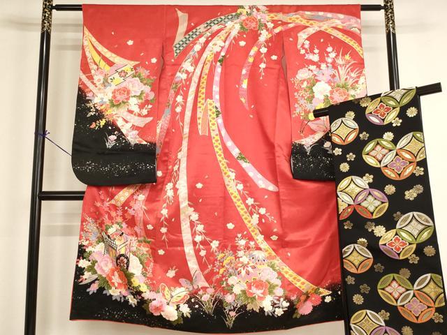 ■■■　サイズ　■■■ 【祝着】 身丈 131.5cm（肩から） 裄丈 55.5cm（肩上げ　0cm） 袖丈 74cm　縫込み 5cm 袖幅 31.5cm 前幅 18cm 後幅 24.5cm 着物縫いこみ 内揚げ 0cm （腰上げ　0cm） 裄 お袖側 約2.5cm　身頃側 約2cm 【帯】 長さ402cm　幅 28cm程 ■■■　商品詳細　■■■ 着物【化繊】の状態は接写画像のように左袖後ろ・右袖前・後身頃に汚れ、肩山に焼けがございますが その他特に目立ったシミ汚れなどもなく大変良い状態です。 帯【化繊・芯なし】の状態は接写画像のように太鼓上部に汚れがございますが その他特に目立ったシミ汚れなどもなく大変良い状態です。 お安く出品致しますので、是非この機会にいかがでしょうか？ ■■■　注意事項　■■■ ■モニター発色の具合により色合いが異なる場合がございます。 ■寸法は多少の誤差が生じる場合がございますのでご了承ください。 ■縫込みの長さが左右非対称の場合は短い部分を記載しております。 左右非対称であってもご返品・お値引き等の保証は出来かねますので、ご了承の上ご購入をお願い致します。 ■シミ等のチェックには注意を払っておりますが、見落としがある場合もございますし、個人の見解も様々ですので神経質な方のご購入はお控えください。 ■箪笥に入っておりました着物や帯なので畳みシワや匂いがあるものもございます。 ■お休みは基本的に土日祝となりますが、その他臨時でお休みする場合がございますのでご了承ください。 ■商品の発送は平日のみの発送となります。 ■夜間と土曜、日曜日はお問い合わせの回答が遅れる場合がございます。 ■当店では、お直し、紋入れ、お手入れ等は承っておりません。 ■生地の状態（ヤケ、経年劣化等）によってはサイズ直しが出来ない場合がございます。 その点もどうかご了承のうえ、ご購入をお願いいたします。 ■弊社で取り扱う商品は一点ものにつき、時期や在庫状況に応じて金額が変更となる場合がございます。 ■検針は行っておりません。予めご了承いただきますようお願いいたします。 ■【洗える着物】と記載のある商品におきましては、商品お届け後に洗濯を行ってしまってからのご返品にはご対応しかねます。 念の為、専門店でのお手入れをお願いいたします。 ■写真に写っている物が全てになります。それ以外の付属品はございませんのでご了承ください。 ■状態に関する写真につきましては、掲載可能な写真枚数に限りがあるため、各箇所につき1枚参考画像を掲載しております。 ■着物のサイズ目安は下記を参考ください↓ ＜女性着物＞　お端折り次第で＋5cm　－1cmが着用可能サイズ 　例）身丈170cmの場合、身長160cm～175cm ＜男性着物＞　身丈＋約25cm～27cm程が適応身長 　例）身丈155cmの場合、身長180～182cm