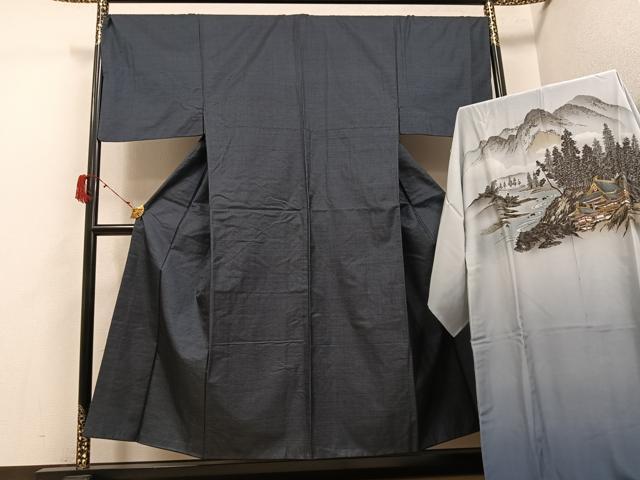 ■■■　サイズ　■■■ 【着物】 身丈 150.5cm（肩から） 裄丈 69.5cm 袖丈 48cm　縫込み 4cm 袖幅 34cm 前幅 22.5cm 後幅 32cm 着物縫いこみ 内揚げ 1cm 裄 お袖側 約3cm　身頃側 約0cm 【長襦袢】 身丈 138cm（肩から） 裄丈 70cm 袖丈 47.5cm　縫込み 2cm 袖幅 35cm 前幅 26.5cm 後幅 33cm 着物縫いこみ 内揚げ 0cm 裄 お袖側 約0cm　身頃側 約0cm ■■■　商品詳細　■■■ 【正絹】 着物の状態は接写画像のように下前おくみに薄い汚れがございますが その他特に目立ったシミ汚れなどもなく大変良い状態です。 長襦袢の状態は接写画像のように裏地に薄い汚れがございますが その他特に目立ったシミ汚れなどもなく大変良い状態です。 大変上質な逸品になります。 お安く出品致しますので、是非この機会にいかがでしょうか？ ■■■　注意事項　■■■ ■モニター発色の具合により色合いが異なる場合がございます。 ■寸法は多少の誤差が生じる場合がございますのでご了承ください。 ■縫込みの長さが左右非対称の場合は短い部分を記載しております。 左右非対称であってもご返品・お値引き等の保証は出来かねますので、ご了承の上ご購入をお願い致します。 ■シミ等のチェックには注意を払っておりますが、見落としがある場合もございますし、個人の見解も様々ですので神経質な方のご購入はお控えください。 ■箪笥に入っておりました着物や帯なので畳みシワや匂いがあるものもございます。 ■お休みは基本的に土日祝となりますが、その他臨時でお休みする場合がございますのでご了承ください。 ■商品の発送は平日のみの発送となります。 ■夜間と土曜、日曜日はお問い合わせの回答が遅れる場合がございます。 ■当店では、お直し、紋入れ、お手入れ等は承っておりません。 ■生地の状態（ヤケ、経年劣化等）によってはサイズ直しが出来ない場合がございます。 その点もどうかご了承のうえ、ご購入をお願いいたします。 ■弊社で取り扱う商品は一点ものにつき、時期や在庫状況に応じて金額が変更となる場合がございます。 ■検針は行っておりません。予めご了承いただきますようお願いいたします。 ■【洗える着物】と記載のある商品におきましては、商品お届け後に洗濯を行ってしまってからのご返品にはご対応しかねます。 念の為、専門店でのお手入れをお願いいたします。 ■写真に写っている物が全てになります。それ以外の付属品はございませんのでご了承ください。 ■状態に関する写真につきましては、掲載可能な写真枚数に限りがあるため、各箇所につき1枚参考画像を掲載しております。 ■着物のサイズ目安は下記を参考ください↓ ＜女性着物＞　お端折り次第で＋5cm　－1cmが着用可能サイズ 　例）身丈170cmの場合、身長160cm～175cm ＜男性着物＞　身丈＋約25cm～27cm程が適応身長 　例）身丈155cmの場合、身長180～182cm