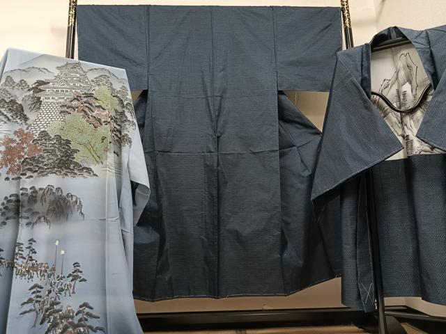 ■■■　サイズ　■■■ 【着物】 身丈 143.5cm（肩から） 裄丈 67cm 袖丈 47.5cm　縫込み 4cm 袖幅 34cm 前幅 26cm 後幅 31.5cm 着物縫いこみ 内揚げ 5cm 裄 お袖側 約0cm　身頃側 約0cm 【羽織】 身丈 92cm（肩から） 裄丈 68cm 袖丈 48.5cm　縫込み 5cm 袖幅 34cm 前幅 20.5cm 後幅 31.5cm 裄 お袖側 約0cm　身頃側 約0cm 【長襦袢】 身丈 139cm（肩から） 裄丈 65cm 袖丈 47cm　縫込み 3cm 袖幅 33.5cm 前幅 28cm 後幅 32cm 着物縫いこみ 内揚げ 0cm 裄 お袖側 約1cm　身頃側 約1cm ■■■　商品詳細　■■■ 【正絹・未使用】 着物の状態は特に目立ったシミ汚れなどもなく大変良い状態です。 羽織の状態は特に目立ったシミ汚れなどもなく大変良い状態です。 長襦袢の状態は接写画像のように上前・後身頃・裏地に薄い汚れがございますが その他特に目立ったシミ汚れなどもなく大変良い状態です。 大変上質な逸品になります。 お安く出品致しますので、是非この機会にいかがでしょうか？ ■■■　注意事項　■■■ ■モニター発色の具合により色合いが異なる場合がございます。 ■寸法は多少の誤差が生じる場合がございますのでご了承ください。 ■縫込みの長さが左右非対称の場合は短い部分を記載しております。 左右非対称であってもご返品・お値引き等の保証は出来かねますので、ご了承の上ご購入をお願い致します。 ■シミ等のチェックには注意を払っておりますが、見落としがある場合もございますし、個人の見解も様々ですので神経質な方のご購入はお控えください。 ■箪笥に入っておりました着物や帯なので畳みシワや匂いがあるものもございます。 ■お休みは基本的に土日祝となりますが、その他臨時でお休みする場合がございますのでご了承ください。 ■商品の発送は平日のみの発送となります。 ■夜間と土曜、日曜日はお問い合わせの回答が遅れる場合がございます。 ■当店では、お直し、紋入れ、お手入れ等は承っておりません。 ■生地の状態（ヤケ、経年劣化等）によってはサイズ直しが出来ない場合がございます。 その点もどうかご了承のうえ、ご購入をお願いいたします。 ■弊社で取り扱う商品は一点ものにつき、時期や在庫状況に応じて金額が変更となる場合がございます。 ■検針は行っておりません。予めご了承いただきますようお願いいたします。 ■【洗える着物】と記載のある商品におきましては、商品お届け後に洗濯を行ってしまってからのご返品にはご対応しかねます。 念の為、専門店でのお手入れをお願いいたします。 ■写真に写っている物が全てになります。それ以外の付属品はございませんのでご了承ください。 ■状態に関する写真につきましては、掲載可能な写真枚数に限りがあるため、各箇所につき1枚参考画像を掲載しております。 ■着物のサイズ目安は下記を参考ください↓ ＜女性着物＞　お端折り次第で＋5cm　－1cmが着用可能サイズ 　例）身丈170cmの場合、身長160cm～175cm ＜男性着物＞　身丈＋約25cm～27cm程が適応身長 　例）身丈155cmの場合、身長180～182cm