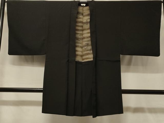 ■■■　サイズ　■■■ 身丈 94.5cm（肩から） 裄丈 66.5cm 袖丈 48cm　縫込み 4.5cm 袖幅 33.5cm 前幅 18cm 後幅 30cm 裄 お袖側 約1cm　身頃側 約0cm ■■■　商品詳細　■■■ 【正絹】 状態は特に目立ったシミ汚れなどもなく大変良い状態です。 大変上質な逸品になります。 お安く出品致しますので、是非この機会にいかがでしょうか？ ■■■　注意事項　■■■ ■モニター発色の具合により色合いが異なる場合がございます。 ■寸法は多少の誤差が生じる場合がございますのでご了承ください。 ■縫込みの長さが左右非対称の場合は短い部分を記載しております。 左右非対称であってもご返品・お値引き等の保証は出来かねますので、ご了承の上ご購入をお願い致します。 ■シミ等のチェックには注意を払っておりますが、見落としがある場合もございますし、個人の見解も様々ですので神経質な方のご購入はお控えください。 ■箪笥に入っておりました着物や帯なので畳みシワや匂いがあるものもございます。 ■お休みは基本的に土日祝となりますが、その他臨時でお休みする場合がございますのでご了承ください。 ■商品の発送は平日のみの発送となります。 ■夜間と土曜、日曜日はお問い合わせの回答が遅れる場合がございます。 ■当店では、お直し、紋入れ、お手入れ等は承っておりません。 ■生地の状態（ヤケ、経年劣化等）によってはサイズ直しが出来ない場合がございます。 その点もどうかご了承のうえ、ご購入をお願いいたします。 ■弊社で取り扱う商品は一点ものにつき、時期や在庫状況に応じて金額が変更となる場合がございます。 ■検針は行っておりません。予めご了承いただきますようお願いいたします。 ■【洗える着物】と記載のある商品におきましては、商品お届け後に洗濯を行ってしまってからのご返品にはご対応しかねます。 念の為、専門店でのお手入れをお願いいたします。 ■写真に写っている物が全てになります。それ以外の付属品はございませんのでご了承ください。 ■状態に関する写真につきましては、掲載可能な写真枚数に限りがあるため、各箇所につき1枚参考画像を掲載しております。 ■着物のサイズ目安は下記を参考ください↓ ＜女性着物＞　お端折り次第で＋5cm　－1cmが着用可能サイズ 　例）身丈170cmの場合、身長160cm～175cm ＜男性着物＞　身丈＋約25cm～27cm程が適応身長 　例）身丈155cmの場合、身長180～182cm