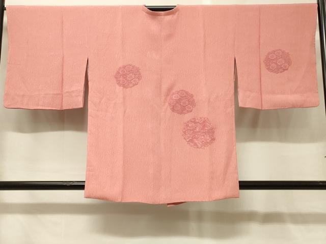 ■■■　サイズ　■■■ 身丈 82.5cm（肩から） 裄丈 67.5cm 袖丈 45.5cm　縫込み 5.5cm 袖幅 34.5cm 前幅 22cm 後幅 31cm 裄 お袖側 約1cm　身頃側 約2cm ■■■　商品詳細　■■■ 【正絹】 状態は特に目立ったシミ汚れなどもなく大変良い状態です。 大変上質な逸品になります。 お安く出品致しますので、是非この機会にいかがでしょうか？ ■■■　注意事項　■■■ ■モニター発色の具合により色合いが異なる場合がございます。 ■寸法は多少の誤差が生じる場合がございますのでご了承ください。 ■縫込みの長さが左右非対称の場合は短い部分を記載しております。 左右非対称であってもご返品・お値引き等の保証は出来かねますので、ご了承の上ご購入をお願い致します。 ■シミ等のチェックには注意を払っておりますが、見落としがある場合もございますし、個人の見解も様々ですので神経質な方のご購入はお控えください。 ■箪笥に入っておりました着物や帯なので畳みシワや匂いがあるものもございます。 ■お休みは基本的に土日祝となりますが、その他臨時でお休みする場合がございますのでご了承ください。 ■商品の発送は平日のみの発送となります。 ■夜間と土曜、日曜日はお問い合わせの回答が遅れる場合がございます。 ■当店では、お直し、紋入れ、お手入れ等は承っておりません。 ■生地の状態（ヤケ、経年劣化等）によってはサイズ直しが出来ない場合がございます。 その点もどうかご了承のうえ、ご購入をお願いいたします。 ■弊社で取り扱う商品は一点ものにつき、時期や在庫状況に応じて金額が変更となる場合がございます。 ■検針は行っておりません。予めご了承いただきますようお願いいたします。 ■【洗える着物】と記載のある商品におきましては、商品お届け後に洗濯を行ってしまってからのご返品にはご対応しかねます。 念の為、専門店でのお手入れをお願いいたします。 ■写真に写っている物が全てになります。それ以外の付属品はございませんのでご了承ください。 ■状態に関する写真につきましては、掲載可能な写真枚数に限りがあるため、各箇所につき1枚参考画像を掲載しております。 ■着物のサイズ目安は下記を参考ください↓ ＜女性着物＞　お端折り次第で＋5cm　－1cmが着用可能サイズ 　例）身丈170cmの場合、身長160cm～175cm ＜男性着物＞　身丈＋約25cm～27cm程が適応身長 　例）身丈155cmの場合、身長180～182cm