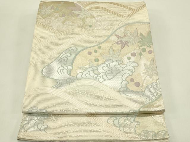 ■■■　サイズ　■■■ 長さ 430cm 幅 30.5cm程 ■■■　商品詳細　■■■ 【正絹・芯なし】 状態は接写画像のように 柄止まりに薄いシミがございますが その他特に目立ったシミ汚れなどもなく大変良い状態です。 着用時には見えない部分になるかと思いますのであまり気にならずお召になれるかと思います。 大変上質な逸品になります。 お安く出品致しますので、是非この機会にいかがでしょうか？ ■■■　注意事項　■■■ ■モニター発色の具合により色合いが異なる場合がございます。 ■寸法は多少の誤差が生じる場合がございますのでご了承ください。 ■縫込みの長さが左右非対称の場合は短い部分を記載しております。 左右非対称であってもご返品・お値引き等の保証は出来かねますので、ご了承の上ご購入をお願い致します。 ■シミ等のチェックには注意を払っておりますが、見落としがある場合もございますし、個人の見解も様々ですので神経質な方のご購入はお控えください。 ■箪笥に入っておりました着物や帯なので畳みシワや匂いがあるものもございます。 ■お休みは基本的に土日祝となりますが、その他臨時でお休みする場合がございますのでご了承ください。 ■商品の発送は平日のみの発送となります。 ■夜間と土曜、日曜日はお問い合わせの回答が遅れる場合がございます。 ■当店では、お直し、紋入れ、お手入れ等は承っておりません。 ■生地の状態（ヤケ、経年劣化等）によってはサイズ直しが出来ない場合がございます。 その点もどうかご了承のうえ、ご購入をお願いいたします。 ■弊社で取り扱う商品は一点ものにつき、時期や在庫状況に応じて金額が変更となる場合がございます。 ■検針は行っておりません。予めご了承いただきますようお願いいたします。 ■【洗える着物】と記載のある商品におきましては、商品お届け後に洗濯を行ってしまってからのご返品にはご対応しかねます。 念の為、専門店でのお手入れをお願いいたします。 ■写真に写っている物が全てになります。それ以外の付属品はございませんのでご了承ください。 ■状態に関する写真につきましては、掲載可能な写真枚数に限りがあるため、各箇所につき1枚参考画像を掲載しております。 ■着物のサイズ目安は下記を参考ください↓ ＜女性着物＞　お端折り次第で＋5cm　－1cmが着用可能サイズ 　例）身丈170cmの場合、身長160cm～175cm ＜男性着物＞　身丈＋約25cm～27cm程が適応身長 　例）身丈155cmの場合、身長180～182cm