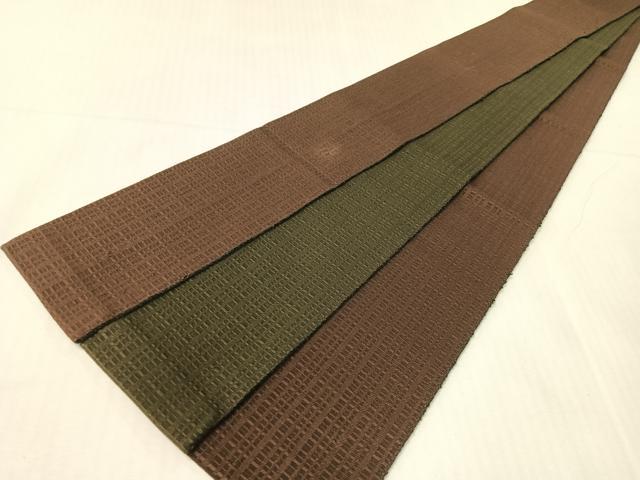 ■■■　サイズ　■■■ 長さ 392cm 幅 10cm程 ■■■　商品詳細　■■■ 【交織】 状態は接写画像のように端から25cm程に擦れ汚れがございますが その他特に目立ったシミ汚れなどもなく大変良い状態です。 お安く出品致しますので、是非この機会にいかがでしょうか？ ※両側未かがりですが着用には問題ありません。 ■■■　注意事項　■■■ ■モニター発色の具合により色合いが異なる場合がございます。 ■寸法は多少の誤差が生じる場合がございますのでご了承ください。 ■縫込みの長さが左右非対称の場合は短い部分を記載しております。 左右非対称であってもご返品・お値引き等の保証は出来かねますので、ご了承の上ご購入をお願い致します。 ■シミ等のチェックには注意を払っておりますが、見落としがある場合もございますし、個人の見解も様々ですので神経質な方のご購入はお控えください。 ■箪笥に入っておりました着物や帯なので畳みシワや匂いがあるものもございます。 ■お休みは基本的に土日祝となりますが、その他臨時でお休みする場合がございますのでご了承ください。 ■商品の発送は平日のみの発送となります。 ■夜間と土曜、日曜日はお問い合わせの回答が遅れる場合がございます。 ■当店では、お直し、紋入れ、お手入れ等は承っておりません。 ■生地の状態（ヤケ、経年劣化等）によってはサイズ直しが出来ない場合がございます。 その点もどうかご了承のうえ、ご購入をお願いいたします。 ■弊社で取り扱う商品は一点ものにつき、時期や在庫状況に応じて金額が変更となる場合がございます。 ■検針は行っておりません。予めご了承いただきますようお願いいたします。 ■【洗える着物】と記載のある商品におきましては、商品お届け後に洗濯を行ってしまってからのご返品にはご対応しかねます。 念の為、専門店でのお手入れをお願いいたします。 ■写真に写っている物が全てになります。それ以外の付属品はございませんのでご了承ください。 ■状態に関する写真につきましては、掲載可能な写真枚数に限りがあるため、各箇所につき1枚参考画像を掲載しております。 ■着物のサイズ目安は下記を参考ください↓ ＜女性着物＞　お端折り次第で＋5cm　－1cmが着用可能サイズ 　例）身丈170cmの場合、身長160cm～175cm ＜男性着物＞　身丈＋約25cm～27cm程が適応身長 　例）身丈155cmの場合、身長180～182cm