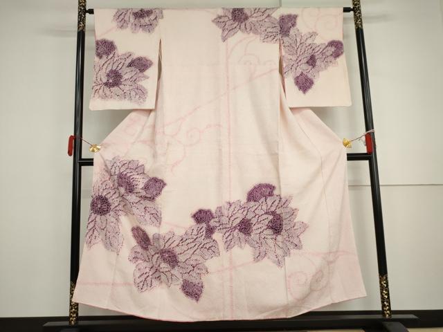 ■■■　サイズ　■■■ 身丈 152.5cm（肩から） 裄丈 63cm 袖丈 56cm　縫込み 5cm 袖幅 32cm 前幅 22.5cm 後幅 28.5cm 着物縫いこみ 内揚げ 5.5cm 裄 お袖側 約0cm　身頃側 約1cm ■■■　商品詳細　■■■ 【正絹・一つ紋】 状態は接写画像のように右袖に薄い汚れがございますが その他特に目立ったシミ汚れなどもなく大変良い状態です。 大変上質な逸品になります。 お安く出品致しますので、是非この機会にいかがでしょうか？ ■■■　注意事項　■■■ ■モニター発色の具合により色合いが異なる場合がございます。 ■寸法は多少の誤差が生じる場合がございますのでご了承ください。 ■縫込みの長さが左右非対称の場合は短い部分を記載しております。 左右非対称であってもご返品・お値引き等の保証は出来かねますので、ご了承の上ご購入をお願い致します。 ■シミ等のチェックには注意を払っておりますが、見落としがある場合もございますし、個人の見解も様々ですので神経質な方のご購入はお控えください。 ■箪笥に入っておりました着物や帯なので畳みシワや匂いがあるものもございます。 ■お休みは基本的に土日祝となりますが、その他臨時でお休みする場合がございますのでご了承ください。 ■商品の発送は平日のみの発送となります。 ■夜間と土曜、日曜日はお問い合わせの回答が遅れる場合がございます。 ■当店では、お直し、紋入れ、お手入れ等は承っておりません。 ■生地の状態（ヤケ、経年劣化等）によってはサイズ直しが出来ない場合がございます。 その点もどうかご了承のうえ、ご購入をお願いいたします。 ■弊社で取り扱う商品は一点ものにつき、時期や在庫状況に応じて金額が変更となる場合がございます。 ■検針は行っておりません。予めご了承いただきますようお願いいたします。 ■【洗える着物】と記載のある商品におきましては、商品お届け後に洗濯を行ってしまってからのご返品にはご対応しかねます。 念の為、専門店でのお手入れをお願いいたします。 ■写真に写っている物が全てになります。それ以外の付属品はございませんのでご了承ください。 ■状態に関する写真につきましては、掲載可能な写真枚数に限りがあるため、各箇所につき1枚参考画像を掲載しております。 ■着物のサイズ目安は下記を参考ください↓ ＜女性着物＞　お端折り次第で＋5cm　－1cmが着用可能サイズ 　例）身丈170cmの場合、身長160cm～175cm ＜男性着物＞　身丈＋約25cm～27cm程が適応身長 　例）身丈155cmの場合、身長180～182cm