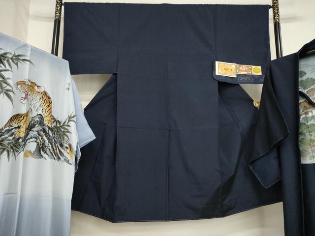 ■■■　サイズ　■■■ 【着物】 身丈 133cm（肩から） 裄丈 65cm 袖丈 49cm　縫込み 4cm 袖幅 33.5cm 前幅 24cm 後幅 30cm 着物縫いこみ 内揚げ 9.5cm 裄 お袖側 約3cm　身頃側 約3cm 【羽織】 身丈 91cm（肩から） 裄丈 67cm 袖丈 49cm　縫込み 4.5cm 袖幅 34.5cm 前幅 20cm 後幅 30cm 裄 お袖側 約2.5cm　身頃側 約3.5cm 【長襦袢】 身丈 129.5cm（肩から） 裄丈 65.5cm 袖丈 49cm　縫込み 5cm 袖幅 33cm 前幅 28cm 後幅 30.5cm 裄 お袖側 約4cm　身頃側 約2cm ■■■　商品詳細　■■■ 【正絹】 状態は特に目立ったシミ汚れなどもなく大変良い状態です。 茨城県結城市の結城紬の伝統を継承し 鹿児島で考案・製造された織物です。 大島紬の一種であり、スベリの良い手触りの 細糸でしっかりと打ち込まれ、小さなフシ糸を織り込んだ ザラリとした独特の地肌の織物です。 軽くて丈夫な上、着くずれせず、シワがよりません。 大島紬に玉節のあるような風合いは、 薩摩結城独自のものです。 大変風合いの良い逸品になります。 大変上質な逸品になります。 お安く出品致しますので、是非この機会にいかがでしょうか？ ■■■　注意事項　■■■ ■モニター発色の具合により色合いが異なる場合がございます。 ■寸法は多少の誤差が生じる場合がございますのでご了承ください。 ■縫込みの長さが左右非対称の場合は短い部分を記載しております。 左右非対称であってもご返品・お値引き等の保証は出来かねますので、ご了承の上ご購入をお願い致します。 ■シミ等のチェックには注意を払っておりますが、見落としがある場合もございますし、個人の見解も様々ですので神経質な方のご購入はお控えください。 ■箪笥に入っておりました着物や帯なので畳みシワや匂いがあるものもございます。 ■お休みは基本的に土日祝となりますが、その他臨時でお休みする場合がございますのでご了承ください。 ■商品の発送は平日のみの発送となります。 ■夜間と土曜、日曜日はお問い合わせの回答が遅れる場合がございます。 ■当店では、お直し、紋入れ、お手入れ等は承っておりません。 ■生地の状態（ヤケ、経年劣化等）によってはサイズ直しが出来ない場合がございます。 その点もどうかご了承のうえ、ご購入をお願いいたします。 ■弊社で取り扱う商品は一点ものにつき、時期や在庫状況に応じて金額が変更となる場合がございます。 ■検針は行っておりません。予めご了承いただきますようお願いいたします。 ■【洗える着物】と記載のある商品におきましては、商品お届け後に洗濯を行ってしまってからのご返品にはご対応しかねます。 念の為、専門店でのお手入れをお願いいたします。 ■写真に写っている物が全てになります。それ以外の付属品はございませんのでご了承ください。 ■状態に関する写真につきましては、掲載可能な写真枚数に限りがあるため、各箇所につき1枚参考画像を掲載しております。 ■着物のサイズ目安は下記を参考ください↓ ＜女性着物＞　お端折り次第で＋5cm　－1cmが着用可能サイズ 　例）身丈170cmの場合、身長160cm～175cm ＜男性着物＞　身丈＋約25cm～27cm程が適応身長 　例）身丈155cmの場合、身長180～182cm