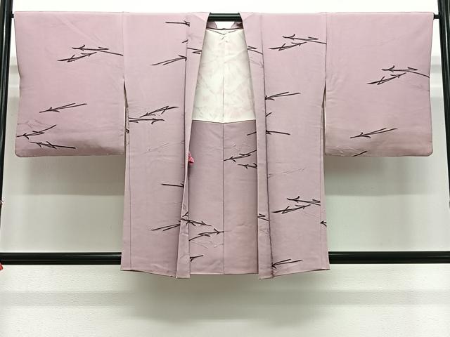 ■■■　サイズ　■■■ 身丈 81cm（肩から） 裄丈 66cm 袖丈 46cm　縫込み 7.5cm 袖幅 33.5cm 前幅 17cm 後幅 29cm 裄 お袖側 約0cm　身頃側 約1.5cm ■■■　商品詳細　■■■ 【正絹・一つ紋】 状態は接写画像のように表地所々に汚れがございます。 大変上質な逸品になりますのでぜひお手入れをされてお召しになられてはいかがでしょうか。お安く出品致しますので、是非この機会にいかがでしょうか？ ■■■　注意事項　■■■ ■モニター発色の具合により色合いが異なる場合がございます。 ■寸法は多少の誤差が生じる場合がございますのでご了承ください。 ■縫込みの長さが左右非対称の場合は短い部分を記載しております。 左右非対称であってもご返品・お値引き等の保証は出来かねますので、ご了承の上ご購入をお願い致します。 ■シミ等のチェックには注意を払っておりますが、見落としがある場合もございますし、個人の見解も様々ですので神経質な方のご購入はお控えください。 ■箪笥に入っておりました着物や帯なので畳みシワや匂いがあるものもございます。 ■お休みは基本的に土日祝となりますが、その他臨時でお休みする場合がございますのでご了承ください。 ■商品の発送は平日のみの発送となります。 ■夜間と土曜、日曜日はお問い合わせの回答が遅れる場合がございます。 ■当店では、お直し、紋入れ、お手入れ等は承っておりません。 ■生地の状態（ヤケ、経年劣化等）によってはサイズ直しが出来ない場合がございます。 その点もどうかご了承のうえ、ご購入をお願いいたします。 ■弊社で取り扱う商品は一点ものにつき、時期や在庫状況に応じて金額が変更となる場合がございます。 ■検針は行っておりません。予めご了承いただきますようお願いいたします。 ■【洗える着物】と記載のある商品におきましては、商品お届け後に洗濯を行ってしまってからのご返品にはご対応しかねます。 念の為、専門店でのお手入れをお願いいたします。 ■写真に写っている物が全てになります。それ以外の付属品はございませんのでご了承ください。 ■状態に関する写真につきましては、掲載可能な写真枚数に限りがあるため、各箇所につき1枚参考画像を掲載しております。 ■着物のサイズ目安は下記を参考ください↓ ＜女性着物＞　お端折り次第で＋5cm　－1cmが着用可能サイズ 　例）身丈170cmの場合、身長160cm～175cm ＜男性着物＞　身丈＋約25cm～27cm程が適応身長 　例）身丈155cmの場合、身長180～182cm