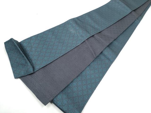 ■■■　サイズ　■■■ 長さ 412cm 幅 10.5cm程 ■■■　商品詳細　■■■ 【正絹】 状態は締めてはおりますが 特に目立ったシミ汚れなどもなく大変良い状態です。 本場筑前博多織は、福岡県福岡市博多区やその周辺で生産される絹織物です。 仏具のひとつである独鈷、華皿を基にした幾何学模様が織られています。 江戸時代に筑前藩主だった黒田長政が幕府への献上品にしたことから、博多献上、献上博多とも呼ばれます。 経糸が緯糸を包み込んで、表面には経糸だけ出て、横畝が際立って見える経畝織りという織りになっています。 30～60本の細い経糸を使うため、こしやはりがあり、地合が硬く、光沢感があります。 きちんと締まり、くずれにくい、締めやすい帯といわれています。 大変上質な逸品になります。 お安く出品致しますので、是非この機会にいかがでしょうか？ ※両側未かがりですが着用には問題ありません。 ※たたみシワがございます。 ■■■　注意事項　■■■ ■モニター発色の具合により色合いが異なる場合がございます。 ■寸法は多少の誤差が生じる場合がございますのでご了承ください。 ■縫込みの長さが左右非対称の場合は短い部分を記載しております。 左右非対称であってもご返品・お値引き等の保証は出来かねますので、ご了承の上ご購入をお願い致します。 ■シミ等のチェックには注意を払っておりますが、見落としがある場合もございますし、個人の見解も様々ですので神経質な方のご購入はお控えください。 ■箪笥に入っておりました着物や帯なので畳みシワや匂いがあるものもございます。 ■お休みは基本的に土日祝となりますが、その他臨時でお休みする場合がございますのでご了承ください。 ■商品の発送は平日のみの発送となります。 ■夜間と土曜、日曜日はお問い合わせの回答が遅れる場合がございます。 ■当店では、お直し、紋入れ、お手入れ等は承っておりません。 ■生地の状態（ヤケ、経年劣化等）によってはサイズ直しが出来ない場合がございます。 その点もどうかご了承のうえ、ご購入をお願いいたします。 ■弊社で取り扱う商品は一点ものにつき、時期や在庫状況に応じて金額が変更となる場合がございます。 ■検針は行っておりません。予めご了承いただきますようお願いいたします。 ■【洗える着物】と記載のある商品におきましては、商品お届け後に洗濯を行ってしまってからのご返品にはご対応しかねます。 念の為、専門店でのお手入れをお願いいたします。 ■写真に写っている物が全てになります。それ以外の付属品はございませんのでご了承ください。 ■状態に関する写真につきましては、掲載可能な写真枚数に限りがあるため、各箇所につき1枚参考画像を掲載しております。 ■着物のサイズ目安は下記を参考ください↓ ＜女性着物＞　お端折り次第で＋5cm　－1cmが着用可能サイズ 　例）身丈170cmの場合、身長160cm～175cm ＜男性着物＞　身丈＋約25cm～27cm程が適応身長 　例）身丈155cmの場合、身長180～182cm