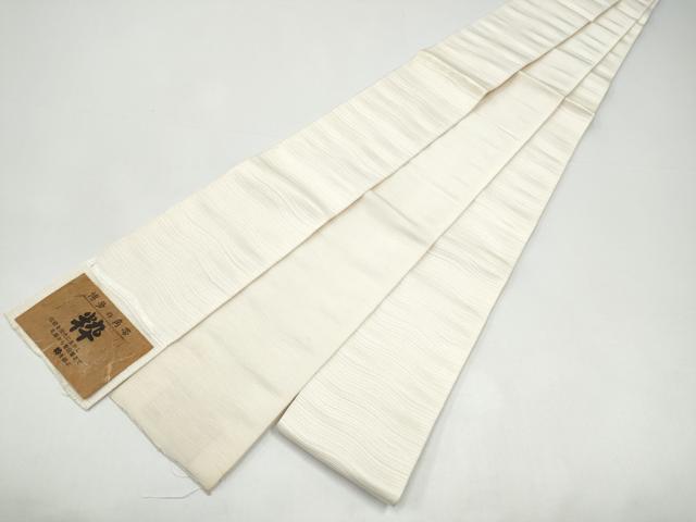 ■■■　サイズ　■■■ 長さ 426cm 幅 9.5cm程 ■■■　商品詳細　■■■ 【正絹】 状態は接写画像のように裏地・表地所々に汚れがございます。 本場筑前博多織は、福岡県福岡市博多区やその周辺で生産される絹織物です。 仏具のひとつである独鈷、華皿を基にした幾何学模様が織られています。 江戸時代に筑前藩主だった黒田長政が幕府への献上品にしたことから、博多献上、献上博多とも呼ばれます。 経糸が緯糸を包み込んで、表面には経糸だけ出て、横畝が際立って見える経畝織りという織りになっています。 30～60本の細い経糸を使うため、こしやはりがあり、地合が硬く、光沢感があります。 きちんと締まり、くずれにくい、締めやすい帯といわれています。 大変上質な逸品になりますのでぜひお手入れをされてお召しになられてはいかがでしょうか。 お安く出品致しますので、是非この機会にいかがでしょうか？ ※両側未かがりですが着用には問題ありません。 ■■■　注意事項　■■■ ■モニター発色の具合により色合いが異なる場合がございます。 ■寸法は多少の誤差が生じる場合がございますのでご了承ください。 ■縫込みの長さが左右非対称の場合は短い部分を記載しております。 左右非対称であってもご返品・お値引き等の保証は出来かねますので、ご了承の上ご購入をお願い致します。 ■シミ等のチェックには注意を払っておりますが、見落としがある場合もございますし、個人の見解も様々ですので神経質な方のご購入はお控えください。 ■箪笥に入っておりました着物や帯なので畳みシワや匂いがあるものもございます。 ■お休みは基本的に土日祝となりますが、その他臨時でお休みする場合がございますのでご了承ください。 ■商品の発送は平日のみの発送となります。 ■夜間と土曜、日曜日はお問い合わせの回答が遅れる場合がございます。 ■当店では、お直し、紋入れ、お手入れ等は承っておりません。 ■生地の状態（ヤケ、経年劣化等）によってはサイズ直しが出来ない場合がございます。 その点もどうかご了承のうえ、ご購入をお願いいたします。 ■弊社で取り扱う商品は一点ものにつき、時期や在庫状況に応じて金額が変更となる場合がございます。 ■検針は行っておりません。予めご了承いただきますようお願いいたします。 ■【洗える着物】と記載のある商品におきましては、商品お届け後に洗濯を行ってしまってからのご返品にはご対応しかねます。 念の為、専門店でのお手入れをお願いいたします。 ■写真に写っている物が全てになります。それ以外の付属品はございませんのでご了承ください。 ■状態に関する写真につきましては、掲載可能な写真枚数に限りがあるため、各箇所につき1枚参考画像を掲載しております。 ■着物のサイズ目安は下記を参考ください↓ ＜女性着物＞　お端折り次第で＋5cm　－1cmが着用可能サイズ 　例）身丈170cmの場合、身長160cm～175cm ＜男性着物＞　身丈＋約25cm～27cm程が適応身長 　例）身丈155cmの場合、身長180～182cm