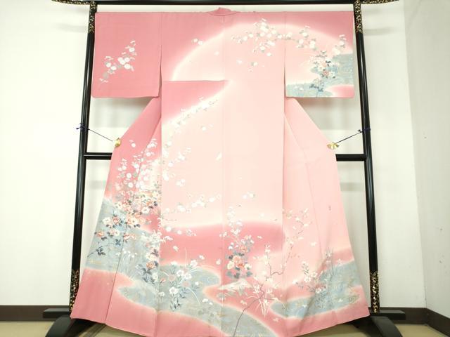 ■■■　サイズ　■■■ 身丈 163.5cm（肩から） 裄丈 68cm 袖丈 48.5cm　縫込み 9cm 袖幅 35cm 前幅 24cm 後幅 30.5cm 着物縫いこみ 内揚げ 0cm 裄 お袖側 約1cm　身頃側 約1.5cm ■■■　商品詳細　■■■ 【正絹】 状態は特に目立ったシミ汚れなどもなく大変良い状態です。 大変上質な逸品になります。 お安く出品致しますので、是非この機会にいかがでしょうか？※若干保管臭がございます。 ■■■　注意事項　■■■ ■モニター発色の具合により色合いが異なる場合がございます。 ■寸法は多少の誤差が生じる場合がございますのでご了承ください。 ■縫込みの長さが左右非対称の場合は短い部分を記載しております。 左右非対称であってもご返品・お値引き等の保証は出来かねますので、ご了承の上ご購入をお願い致します。 ■シミ等のチェックには注意を払っておりますが、見落としがある場合もございますし、個人の見解も様々ですので神経質な方のご購入はお控えください。 ■箪笥に入っておりました着物や帯なので畳みシワや匂いがあるものもございます。 ■お休みは基本的に土日祝となりますが、その他臨時でお休みする場合がございますのでご了承ください。 ■商品の発送は平日のみの発送となります。 ■夜間と土曜、日曜日はお問い合わせの回答が遅れる場合がございます。 ■当店では、お直し、紋入れ、お手入れ等は承っておりません。 ■生地の状態（ヤケ、経年劣化等）によってはサイズ直しが出来ない場合がございます。 その点もどうかご了承のうえ、ご購入をお願いいたします。 ■弊社で取り扱う商品は一点ものにつき、時期や在庫状況に応じて金額が変更となる場合がございます。 ■検針は行っておりません。予めご了承いただきますようお願いいたします。 ■【洗える着物】と記載のある商品におきましては、商品お届け後に洗濯を行ってしまってからのご返品にはご対応しかねます。 念の為、専門店でのお手入れをお願いいたします。 ■写真に写っている物が全てになります。それ以外の付属品はございませんのでご了承ください。 ■状態に関する写真につきましては、掲載可能な写真枚数に限りがあるため、各箇所につき1枚参考画像を掲載しております。 ■着物のサイズ目安は下記を参考ください↓ ＜女性着物＞　お端折り次第で＋5cm　－1cmが着用可能サイズ 　例）身丈170cmの場合、身長160cm～175cm ＜男性着物＞　身丈＋約25cm～27cm程が適応身長 　例）身丈155cmの場合、身長180～182cm