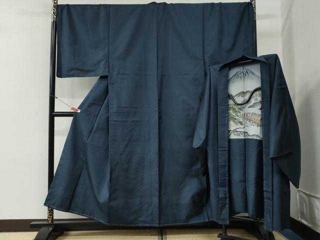■■■　サイズ　■■■ 【着物】 身丈 154cm（肩から） 裄丈 73.5cm 袖丈 53cm　縫込み 3cm 袖幅 37cm 前幅 29.5cm 後幅 34cm 着物縫いこみ 内揚げ 5.5cm 裄 お袖側 約2cm　身頃側 約2.5cm 【羽織】 身丈 95cm（肩から） 裄丈 74cm 袖丈 53cm　縫込み 0cm 袖幅 38cm 前幅 19cm 後幅 33cm 裄 お袖側 約2cm　身頃側 約2cm ■■■　商品詳細　■■■ 【正絹・未使用】 状態は特に目立ったシミ汚れなどもなく大変良い状態です。 大変上質な逸品になります。 お安く出品致しますので、是非この機会にいかがでしょうか？ ■■■　注意事項　■■■ ■モニター発色の具合により色合いが異なる場合がございます。 ■寸法は多少の誤差が生じる場合がございますのでご了承ください。 ■縫込みの長さが左右非対称の場合は短い部分を記載しております。 左右非対称であってもご返品・お値引き等の保証は出来かねますので、ご了承の上ご購入をお願い致します。 ■シミ等のチェックには注意を払っておりますが、見落としがある場合もございますし、個人の見解も様々ですので神経質な方のご購入はお控えください。 ■箪笥に入っておりました着物や帯なので畳みシワや匂いがあるものもございます。 ■お休みは基本的に土日祝となりますが、その他臨時でお休みする場合がございますのでご了承ください。 ■商品の発送は平日のみの発送となります。 ■夜間と土曜、日曜日はお問い合わせの回答が遅れる場合がございます。 ■当店では、お直し、紋入れ、お手入れ等は承っておりません。 ■生地の状態（ヤケ、経年劣化等）によってはサイズ直しが出来ない場合がございます。 その点もどうかご了承のうえ、ご購入をお願いいたします。 ■弊社で取り扱う商品は一点ものにつき、時期や在庫状況に応じて金額が変更となる場合がございます。 ■検針は行っておりません。予めご了承いただきますようお願いいたします。 ■【洗える着物】と記載のある商品におきましては、商品お届け後に洗濯を行ってしまってからのご返品にはご対応しかねます。 念の為、専門店でのお手入れをお願いいたします。 ■写真に写っている物が全てになります。それ以外の付属品はございませんのでご了承ください。 ■状態に関する写真につきましては、掲載可能な写真枚数に限りがあるため、各箇所につき1枚参考画像を掲載しております。 ■着物のサイズ目安は下記を参考ください↓ ＜女性着物＞　お端折り次第で＋5cm　－1cmが着用可能サイズ 　例）身丈170cmの場合、身長160cm～175cm ＜男性着物＞　身丈＋約25cm～27cm程が適応身長 　例）身丈155cmの場合、身長180～182cm