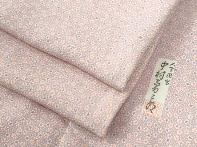 ■■■　サイズ　■■■ 身丈 158cm（肩から） 裄丈 63cm 袖丈 49cm　縫込み 4cm 袖幅 33cm 前幅 23cm 後幅 30cm 着物縫いこみ 内揚げ 2cm 裄 お袖側 約3cm　身頃側 約4cm ■■■　商品詳細　■■■ 【正絹】 状態は接写画像のように後身頃・両袖口・衿山に薄い汚れ、下前にヤケ汚れがございますが その他特に目立ったシミ汚れなどもなく大変良い状態です。 明治35年9月20日生まれ。父兼松に学ぶ。 昭和29年郷里三重県の白子町伊勢型紙彫刻組合長。 30年伊勢型紙道具彫で人間国宝に認定され、 38年から後継者養成のための講師をつとめた。 昭和60年10月20日死去。83歳。 大変上質な逸品になります。 お安く出品致しますので、是非この機会にいかがでしょうか？ ■■■　注意事項　■■■ ■モニター発色の具合により色合いが異なる場合がございます。 ■寸法は多少の誤差が生じる場合がございますのでご了承ください。 ■縫込みの長さが左右非対称の場合は短い部分を記載しております。 左右非対称であってもご返品・お値引き等の保証は出来かねますので、ご了承の上ご購入をお願い致します。 ■シミ等のチェックには注意を払っておりますが、見落としがある場合もございますし、個人の見解も様々ですので神経質な方のご購入はお控えください。 ■箪笥に入っておりました着物や帯なので畳みシワや匂いがあるものもございます。 ■お休みは基本的に土日祝となりますが、その他臨時でお休みする場合がございますのでご了承ください。 ■商品の発送は平日のみの発送となります。 ■夜間と土曜、日曜日はお問い合わせの回答が遅れる場合がございます。 ■当店では、お直し、紋入れ、お手入れ等は承っておりません。 ■生地の状態（ヤケ、経年劣化等）によってはサイズ直しが出来ない場合がございます。 その点もどうかご了承のうえ、ご購入をお願いいたします。 ■弊社で取り扱う商品は一点ものにつき、時期や在庫状況に応じて金額が変更となる場合がございます。 ■検針は行っておりません。予めご了承いただきますようお願いいたします。 ■【洗える着物】と記載のある商品におきましては、商品お届け後に洗濯を行ってしまってからのご返品にはご対応しかねます。 念の為、専門店でのお手入れをお願いいたします。 ■写真に写っている物が全てになります。それ以外の付属品はございませんのでご了承ください。 ■状態に関する写真につきましては、掲載可能な写真枚数に限りがあるため、各箇所につき1枚参考画像を掲載しております。 ■着物のサイズ目安は下記を参考ください↓ ＜女性着物＞　お端折り次第で＋5cm　－1cmが着用可能サイズ 　例）身丈170cmの場合、身長160cm～175cm ＜男性着物＞　身丈＋約25cm～27cm程が適応身長 　例）身丈155cmの場合、身長180～182cm