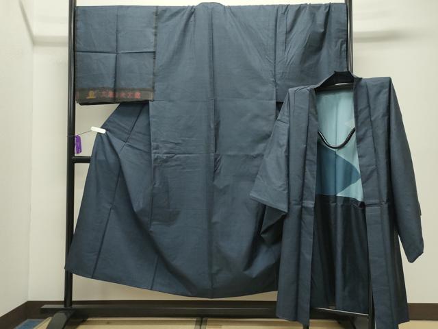 ■■■　サイズ　■■■ 【着物】 身丈 147.5cm（肩から） 裄丈 72.5cm 袖丈 50.5cm　縫込み 3.5cm 袖幅 37cm 前幅 27.5cm 後幅 32cm 着物縫いこみ 内揚げ 7.5cm 裄 お袖側 約3cm　身頃側 約2.5cm 【羽織】 身丈 98.5cm（肩から） 裄丈 73.5cm 袖丈 50cm　縫込み 3.5cm 袖幅 37.5cm 前幅 22cm 後幅 32cm 裄 お袖側 約2.5cm　身頃側 約2cm ■■■　商品詳細　■■■ 【正絹】 着物の状態は接写画像のように衿裏に薄い汚れがございますが その他表地は特に目立ったシミ汚れなどもなく大変良い状態です。 羽織の状態は特に目立ったシミ汚れなどもなく大変良い状態です。 大変上質な逸品になります。 お安く出品致しますので、是非この機会にいかがでしょうか？ ■■■　注意事項　■■■ ■モニター発色の具合により色合いが異なる場合がございます。 ■寸法は多少の誤差が生じる場合がございますのでご了承ください。 ■縫込みの長さが左右非対称の場合は短い部分を記載しております。 左右非対称であってもご返品・お値引き等の保証は出来かねますので、ご了承の上ご購入をお願い致します。 ■シミ等のチェックには注意を払っておりますが、見落としがある場合もございますし、個人の見解も様々ですので神経質な方のご購入はお控えください。 ■箪笥に入っておりました着物や帯なので畳みシワや匂いがあるものもございます。 ■お休みは基本的に土日祝となりますが、その他臨時でお休みする場合がございますのでご了承ください。 ■商品の発送は平日のみの発送となります。 ■夜間と土曜、日曜日はお問い合わせの回答が遅れる場合がございます。 ■当店では、お直し、紋入れ、お手入れ等は承っておりません。 ■生地の状態（ヤケ、経年劣化等）によってはサイズ直しが出来ない場合がございます。 その点もどうかご了承のうえ、ご購入をお願いいたします。 ■弊社で取り扱う商品は一点ものにつき、時期や在庫状況に応じて金額が変更となる場合がございます。 ■検針は行っておりません。予めご了承いただきますようお願いいたします。 ■【洗える着物】と記載のある商品におきましては、商品お届け後に洗濯を行ってしまってからのご返品にはご対応しかねます。 念の為、専門店でのお手入れをお願いいたします。 ■写真に写っている物が全てになります。それ以外の付属品はございませんのでご了承ください。 ■状態に関する写真につきましては、掲載可能な写真枚数に限りがあるため、各箇所につき1枚参考画像を掲載しております。 ■着物のサイズ目安は下記を参考ください↓ ＜女性着物＞　お端折り次第で＋5cm　－1cmが着用可能サイズ 　例）身丈170cmの場合、身長160cm～175cm ＜男性着物＞　身丈＋約25cm～27cm程が適応身長 　例）身丈155cmの場合、身長180～182cm
