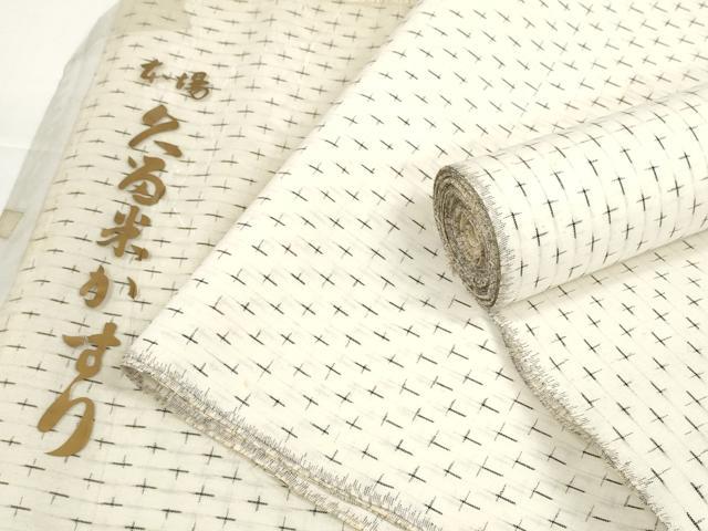 ■■■　サイズ　■■■ 長さ　　着尺分あり 幅　　　約37.5cm ■■■　商品詳細　■■■ 【綿・未使用】 状態は接写画像のように表地所々・裏面に薄いシミ汚れ、 耳部分にヤケがございます。 久留米絣(くるめかすり)は、日本三大絣の一つで 昭和51年には経済産業大臣指定伝統工芸品に指定された木綿を代表する織物です。 一口に絣と言っても製品になるまでの工程はくくり、染め、織りなど全30工程にも及びます。 また、「かすり」の語源は生地が織られる際に、 柄がかすれて見えることからその名が付いたと言われています。 久留米絣、最大の特徴はなんといっても経糸と緯糸を合わせて 複雑な柄を表現させる技術です。 かすりが持つ美しさや独特の風合いは熟練の職人の手によって生み出されます。 使用するほどに味が出て心地よくなる素材です。 大変上質な逸品になります。 お安く出品致しますので、是非この機会にいかがでしょうか？ ■■■　注意事項　■■■ ■モニター発色の具合により色合いが異なる場合がございます。 ■寸法は多少の誤差が生じる場合がございますのでご了承ください。 ■縫込みの長さが左右非対称の場合は短い部分を記載しております。 左右非対称であってもご返品・お値引き等の保証は出来かねますので、ご了承の上ご購入をお願い致します。 ■シミ等のチェックには注意を払っておりますが、見落としがある場合もございますし、個人の見解も様々ですので神経質な方のご購入はお控えください。 ■箪笥に入っておりました着物や帯なので畳みシワや匂いがあるものもございます。 ■お休みは基本的に土日祝となりますが、その他臨時でお休みする場合がございますのでご了承ください。 ■商品の発送は平日のみの発送となります。 ■夜間と土曜、日曜日はお問い合わせの回答が遅れる場合がございます。 ■当店では、お直し、紋入れ、お手入れ等は承っておりません。 ■生地の状態（ヤケ、経年劣化等）によってはサイズ直しが出来ない場合がございます。 その点もどうかご了承のうえ、ご購入をお願いいたします。 ■弊社で取り扱う商品は一点ものにつき、時期や在庫状況に応じて金額が変更となる場合がございます。 ■検針は行っておりません。予めご了承いただきますようお願いいたします。 ■【洗える着物】と記載のある商品におきましては、商品お届け後に洗濯を行ってしまってからのご返品にはご対応しかねます。 念の為、専門店でのお手入れをお願いいたします。 ■写真に写っている物が全てになります。それ以外の付属品はございませんのでご了承ください。 ■状態に関する写真につきましては、掲載可能な写真枚数に限りがあるため、各箇所につき1枚参考画像を掲載しております。 ■着物のサイズ目安は下記を参考ください↓ ＜女性着物＞　お端折り次第で＋5cm　－1cmが着用可能サイズ 　例）身丈170cmの場合、身長160cm～175cm ＜男性着物＞　身丈＋約25cm～27cm程が適応身長 　例）身丈155cmの場合、身長180～182cm