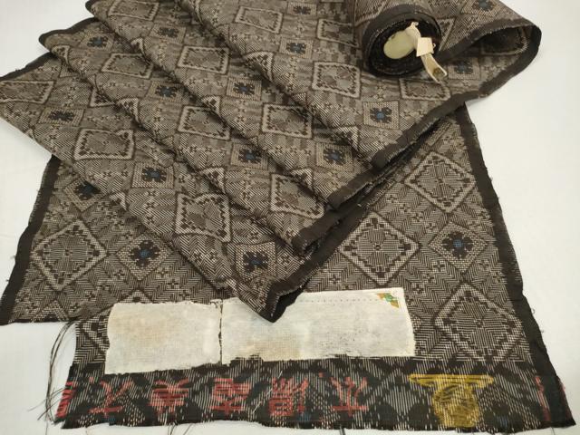 ■■■　サイズ　■■■ 長さ　　着尺分あり 幅　　　約36.5cm ■■■　商品詳細　■■■ 【正絹・未使用】 状態は特に目立ったシミ汚れなどもなく大変良い状態です。 江戸末期に薩摩藩から 「奄美大島を一番良く表現した大島紬を献上せよ」との命が下り、 図案師が月夜に庭を眺めていた時にたまたま一匹の金ハブが月の光で背模様を キラキラと輝かせながら青々とした蘇鉄の葉に乗り移ろうとした その一瞬の神秘的な美しさを図案化したことから始まっています。 明治四十年頃に、この泥染め大島紬は作られていた村の名前から 「龍郷柄(たつごうがら)」と名付けられました。 大変希少な上質の逸品になります。 お安く出品致しますので、是非この機会にいかがでしょうか？ ※証紙に剥がれがございます。 ※反端付近に6.3×7の裁断跡がございます。 ■■■　注意事項　■■■ ■モニター発色の具合により色合いが異なる場合がございます。 ■寸法は多少の誤差が生じる場合がございますのでご了承ください。 ■縫込みの長さが左右非対称の場合は短い部分を記載しております。 左右非対称であってもご返品・お値引き等の保証は出来かねますので、ご了承の上ご購入をお願い致します。 ■シミ等のチェックには注意を払っておりますが、見落としがある場合もございますし、個人の見解も様々ですので神経質な方のご購入はお控えください。 ■箪笥に入っておりました着物や帯なので畳みシワや匂いがあるものもございます。 ■お休みは基本的に土日祝となりますが、その他臨時でお休みする場合がございますのでご了承ください。 ■商品の発送は平日のみの発送となります。 ■夜間と土曜、日曜日はお問い合わせの回答が遅れる場合がございます。 ■当店では、お直し、紋入れ、お手入れ等は承っておりません。 ■生地の状態（ヤケ、経年劣化等）によってはサイズ直しが出来ない場合がございます。 その点もどうかご了承のうえ、ご購入をお願いいたします。 ■弊社で取り扱う商品は一点ものにつき、時期や在庫状況に応じて金額が変更となる場合がございます。 ■検針は行っておりません。予めご了承いただきますようお願いいたします。 ■【洗える着物】と記載のある商品におきましては、商品お届け後に洗濯を行ってしまってからのご返品にはご対応しかねます。 念の為、専門店でのお手入れをお願いいたします。 ■写真に写っている物が全てになります。それ以外の付属品はございませんのでご了承ください。 ■状態に関する写真につきましては、掲載可能な写真枚数に限りがあるため、各箇所につき1枚参考画像を掲載しております。 ■着物のサイズ目安は下記を参考ください↓ ＜女性着物＞　お端折り次第で＋5cm　－1cmが着用可能サイズ 　例）身丈170cmの場合、身長160cm～175cm ＜男性着物＞　身丈＋約25cm～27cm程が適応身長 　例）身丈155cmの場合、身長180～182cm