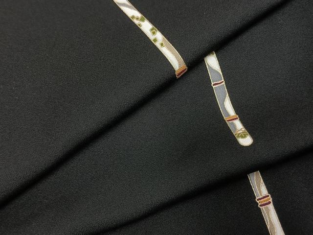 ■■■　サイズ　■■■ 身丈 167.5cm（肩から） 裄丈 68cm 袖丈 49cm　縫込み 4cm 袖幅 34cm 前幅 24.5cm 後幅 31cm 着物縫いこみ 内揚げ 7cm 裄 お袖側 約3cm　身頃側 約1cm ■■■　商品詳細　■■■ 【正絹・未使用】 状態は特に目立ったシミ汚れなどもなく大変良い状態です。 大変上質な逸品になります。 お安く出品致しますので、是非この機会にいかがでしょうか？ ■■■　注意事項　■■■ ■モニター発色の具合により色合いが異なる場合がございます。 ■寸法は多少の誤差が生じる場合がございますのでご了承ください。 ■縫込みの長さが左右非対称の場合は短い部分を記載しております。 左右非対称であってもご返品・お値引き等の保証は出来かねますので、ご了承の上ご購入をお願い致します。 ■シミ等のチェックには注意を払っておりますが、見落としがある場合もございますし、個人の見解も様々ですので神経質な方のご購入はお控えください。 ■箪笥に入っておりました着物や帯なので畳みシワや匂いがあるものもございます。 ■お休みは基本的に土日祝となりますが、その他臨時でお休みする場合がございますのでご了承ください。 ■商品の発送は平日のみの発送となります。 ■夜間と土曜、日曜日はお問い合わせの回答が遅れる場合がございます。 ■当店では、お直し、紋入れ、お手入れ等は承っておりません。 ■生地の状態（ヤケ、経年劣化等）によってはサイズ直しが出来ない場合がございます。 その点もどうかご了承のうえ、ご購入をお願いいたします。 ■弊社で取り扱う商品は一点ものにつき、時期や在庫状況に応じて金額が変更となる場合がございます。 ■検針は行っておりません。予めご了承いただきますようお願いいたします。 ■【洗える着物】と記載のある商品におきましては、商品お届け後に洗濯を行ってしまってからのご返品にはご対応しかねます。 念の為、専門店でのお手入れをお願いいたします。 ■写真に写っている物が全てになります。それ以外の付属品はございませんのでご了承ください。 ■状態に関する写真につきましては、掲載可能な写真枚数に限りがあるため、各箇所につき1枚参考画像を掲載しております。 ■着物のサイズ目安は下記を参考ください↓ ＜女性着物＞　お端折り次第で＋5cm　－1cmが着用可能サイズ 　例）身丈170cmの場合、身長160cm～175cm ＜男性着物＞　身丈＋約25cm～27cm程が適応身長 　例）身丈155cmの場合、身長180～182cm