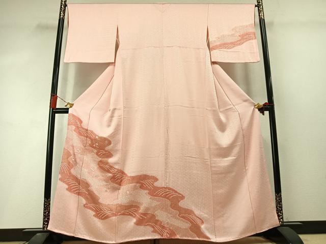 ■■■　サイズ　■■■ 身丈 161cm（肩から） 裄丈 66cm 袖丈 47cm　縫込み 5.5cm 袖幅 33cm 前幅 25cm 後幅 31cm 着物縫いこみ 内揚げ 4cm 裄 お袖側 約3cm　身頃側 約1cm ■■■　商品詳細　■■■ 【正絹】 状態は接写画像のように上前おくみ・上前・衿山に薄い汚れがございますが その他特に目立ったシミ汚れなどもなく大変良い状態です。 大変上質な逸品になります。 お安く出品致しますので、是非この機会にいかがでしょうか？ ■■■　注意事項　■■■ ■モニター発色の具合により色合いが異なる場合がございます。 ■寸法は多少の誤差が生じる場合がございますのでご了承ください。 ■縫込みの長さが左右非対称の場合は短い部分を記載しております。 左右非対称であってもご返品・お値引き等の保証は出来かねますので、ご了承の上ご購入をお願い致します。 ■シミ等のチェックには注意を払っておりますが、見落としがある場合もございますし、個人の見解も様々ですので神経質な方のご購入はお控えください。 ■箪笥に入っておりました着物や帯なので畳みシワや匂いがあるものもございます。 ■お休みは基本的に土日祝となりますが、その他臨時でお休みする場合がございますのでご了承ください。 ■商品の発送は平日のみの発送となります。 ■夜間と土曜、日曜日はお問い合わせの回答が遅れる場合がございます。 ■当店では、お直し、紋入れ、お手入れ等は承っておりません。 ■生地の状態（ヤケ、経年劣化等）によってはサイズ直しが出来ない場合がございます。 その点もどうかご了承のうえ、ご購入をお願いいたします。 ■弊社で取り扱う商品は一点ものにつき、時期や在庫状況に応じて金額が変更となる場合がございます。 ■検針は行っておりません。予めご了承いただきますようお願いいたします。 ■【洗える着物】と記載のある商品におきましては、商品お届け後に洗濯を行ってしまってからのご返品にはご対応しかねます。 念の為、専門店でのお手入れをお願いいたします。 ■写真に写っている物が全てになります。それ以外の付属品はございませんのでご了承ください。 ■状態に関する写真につきましては、掲載可能な写真枚数に限りがあるため、各箇所につき1枚参考画像を掲載しております。 ■着物のサイズ目安は下記を参考ください↓ ＜女性着物＞　お端折り次第で＋5cm　−1cmが着用可能サイズ 　例）身丈170cmの場合、身長160cm〜175cm ＜男性着物＞　身丈＋約25cm〜27cm程が適応身長 　例）身丈155cmの場合、身長180〜182cm
