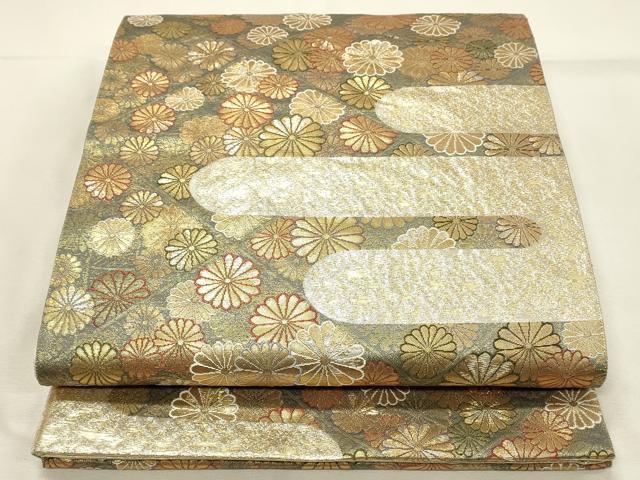 ■■■　サイズ　■■■ 長さ 432cm 幅 30.5cm程 ■■■　商品詳細　■■■ 【正絹】 詳細に関しましては、画像をご確認ください。 大変上質な逸品になります。 お安く出品致しますので、是非この機会にいかがでしょうか？ ■■■　注意事項　■■■ ■モニター発色の具合により色合いが異なる場合がございます。 ■寸法は多少の誤差が生じる場合がございますのでご了承ください。 ■縫込みの長さが左右非対称の場合は短い部分を記載しております。 左右非対称であってもご返品・お値引き等の保証は出来かねますので、ご了承の上ご購入をお願い致します。 ■シミ等のチェックには注意を払っておりますが、見落としがある場合もございますし、個人の見解も様々ですので神経質な方のご購入はお控えください。 ■箪笥に入っておりました着物や帯なので畳みシワや匂いがあるものもございます。 ■お休みは基本的に土日祝となりますが、その他臨時でお休みする場合がございますのでご了承ください。 ■商品の発送は平日のみの発送となります。 ■夜間と土曜、日曜日はお問い合わせの回答が遅れる場合がございます。 ■当店では、お直し、紋入れ、お手入れ等は承っておりません。 ■生地の状態（ヤケ、経年劣化等）によってはサイズ直しが出来ない場合がございます。 その点もどうかご了承のうえ、ご購入をお願いいたします。 ■弊社で取り扱う商品は一点ものにつき、時期や在庫状況に応じて金額が変更となる場合がございます。 ■検針は行っておりません。予めご了承いただきますようお願いいたします。 ■【洗える着物】と記載のある商品におきましては、商品お届け後に洗濯を行ってしまってからのご返品にはご対応しかねます。 念の為、専門店でのお手入れをお願いいたします。 ■写真に写っている物が全てになります。それ以外の付属品はございませんのでご了承ください。 ■状態に関する写真につきましては、掲載可能な写真枚数に限りがあるため、各箇所につき1枚参考画像を掲載しております。 ■着物のサイズ目安は下記を参考ください↓ ＜女性着物＞　お端折り次第で＋5cm　－1cmが着用可能サイズ 　例）身丈170cmの場合、身長160cm～175cm ＜男性着物＞　身丈＋約25cm～27cm程が適応身長 　例）身丈155cmの場合、身長180～182cm