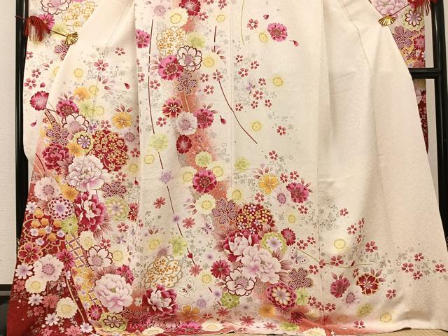 平和屋の平和屋着物●豪華振袖　刺繍　花蝶文　銀彩　銀通し地　ロング丈　正絹　逸品　AABK7059ph｜アングル3