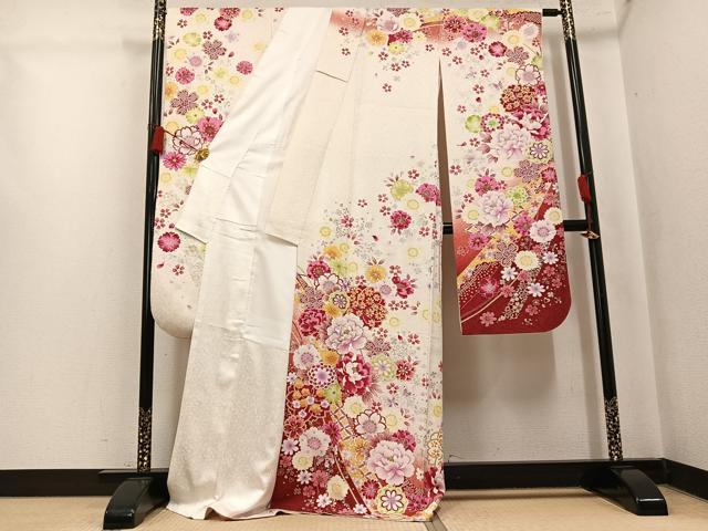 平和屋の平和屋着物●豪華振袖　刺繍　花蝶文　銀彩　銀通し地　ロング丈　正絹　逸品　AABK7059ph｜アングル2